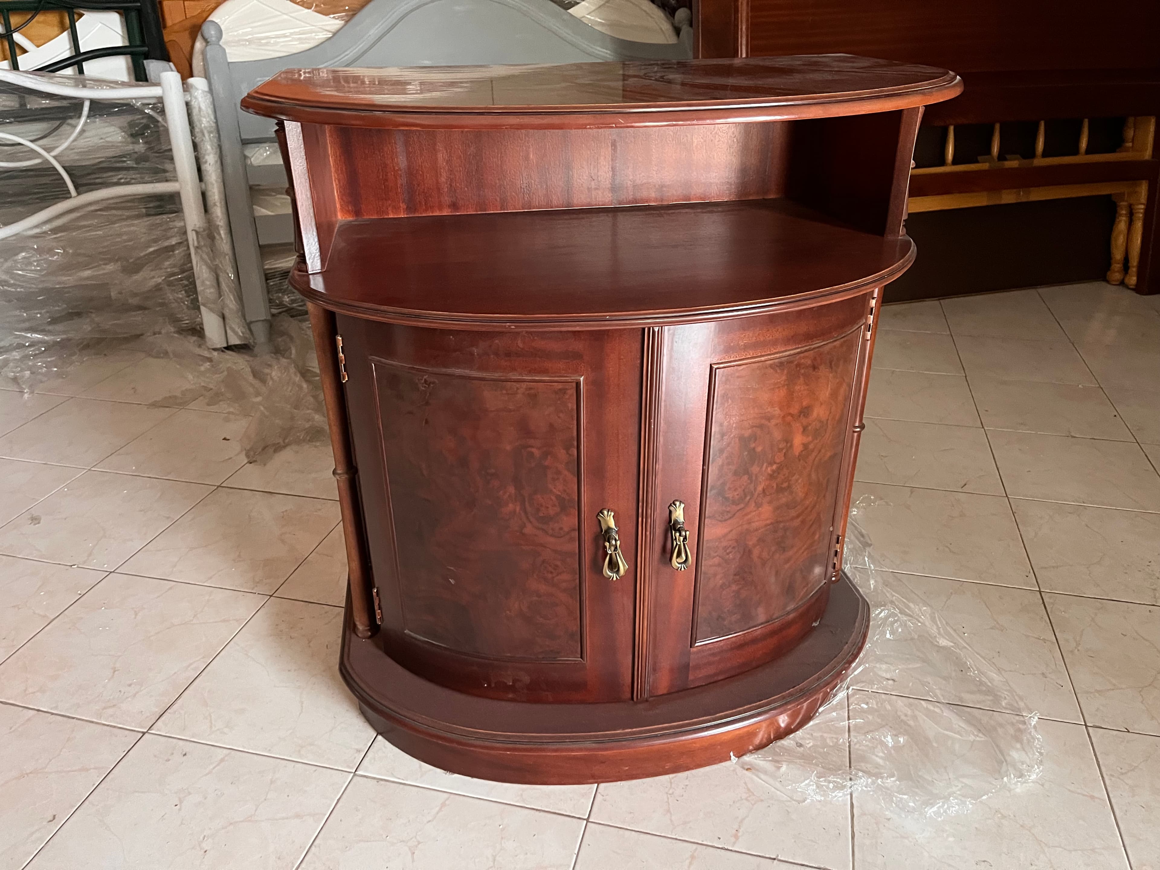 Móvel de madeira com duas portas — imagem 1