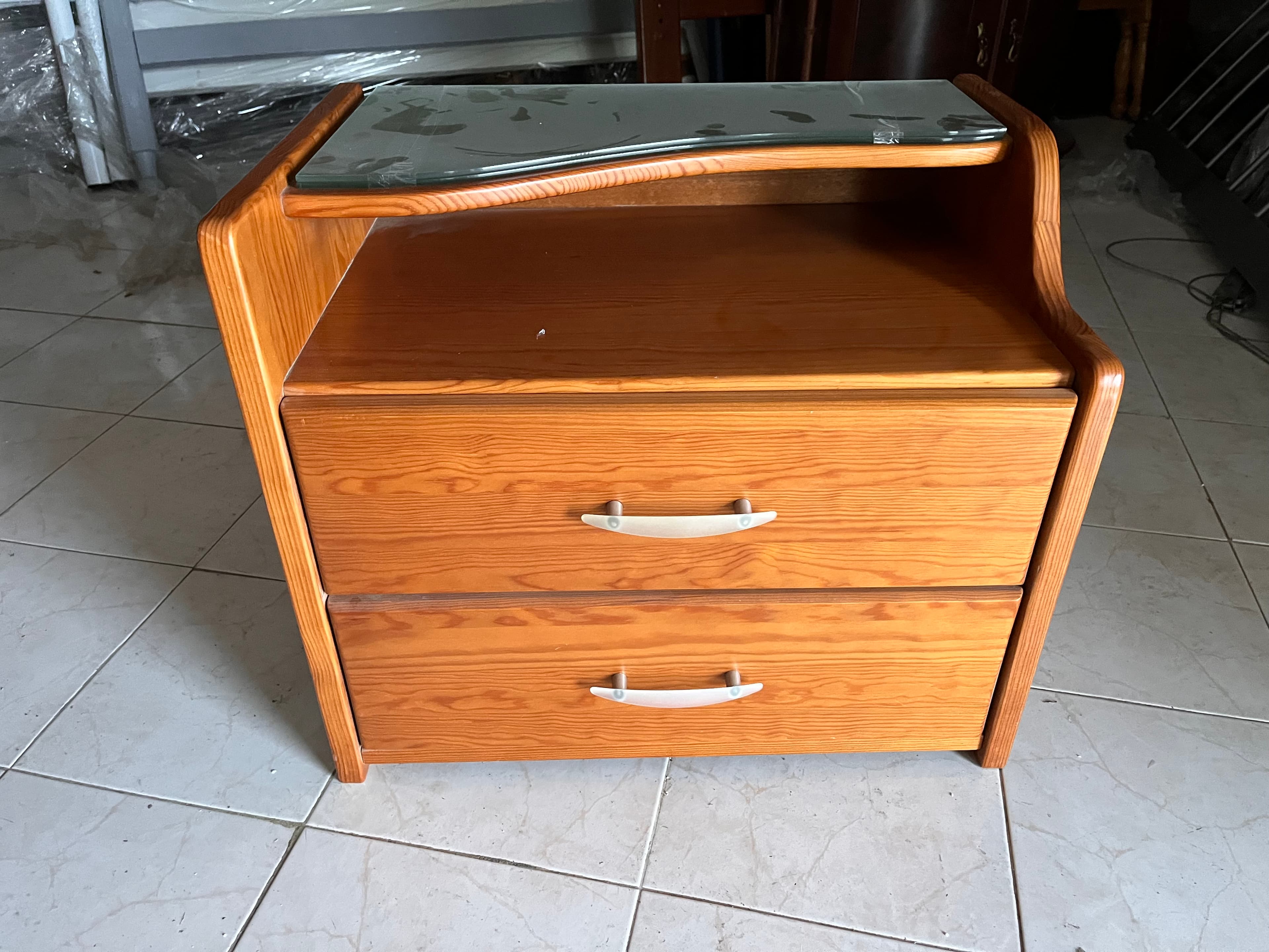 Mesita de noche de madera — imagen 1