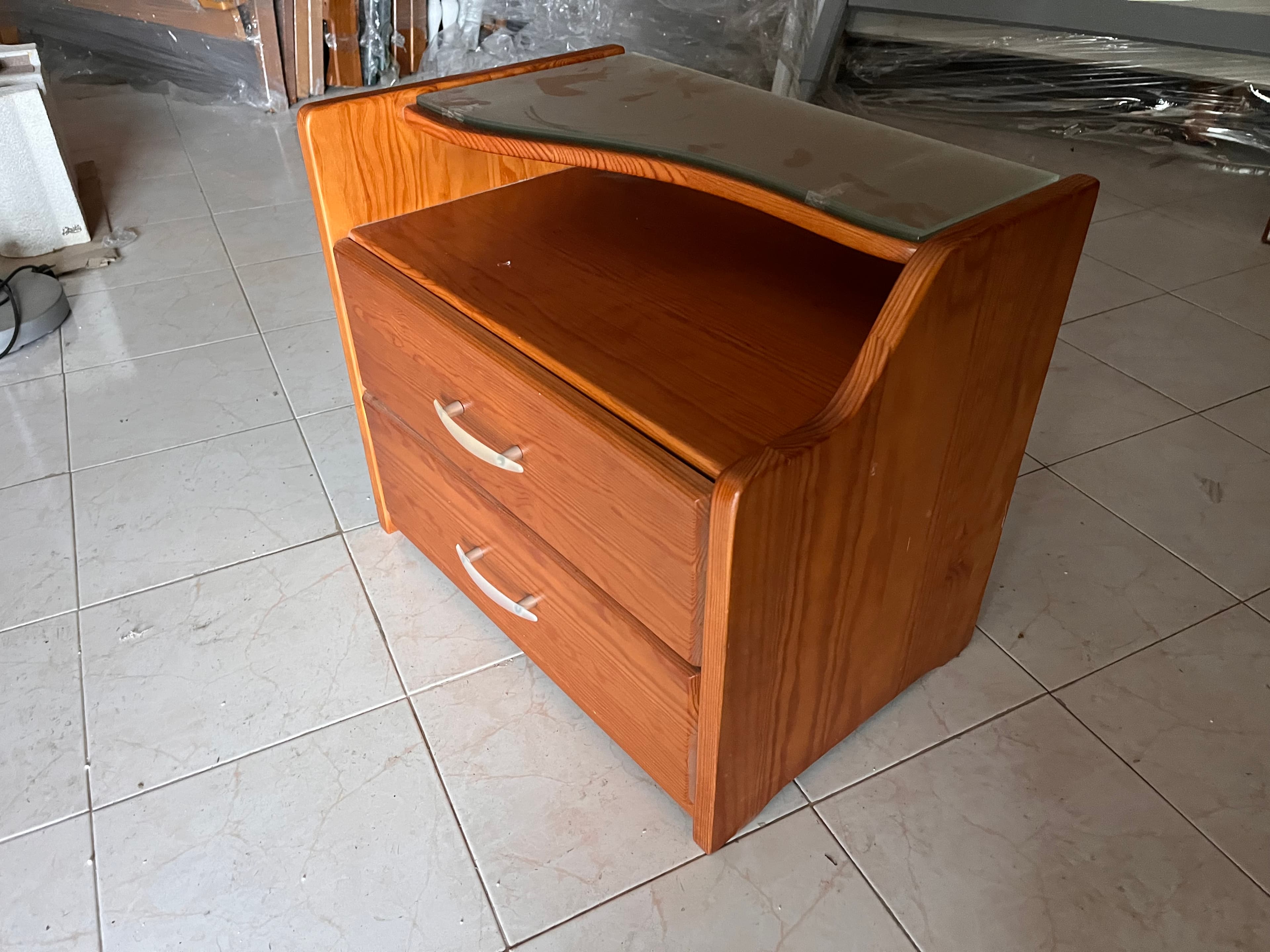 Mesita de noche de madera — imagen 2