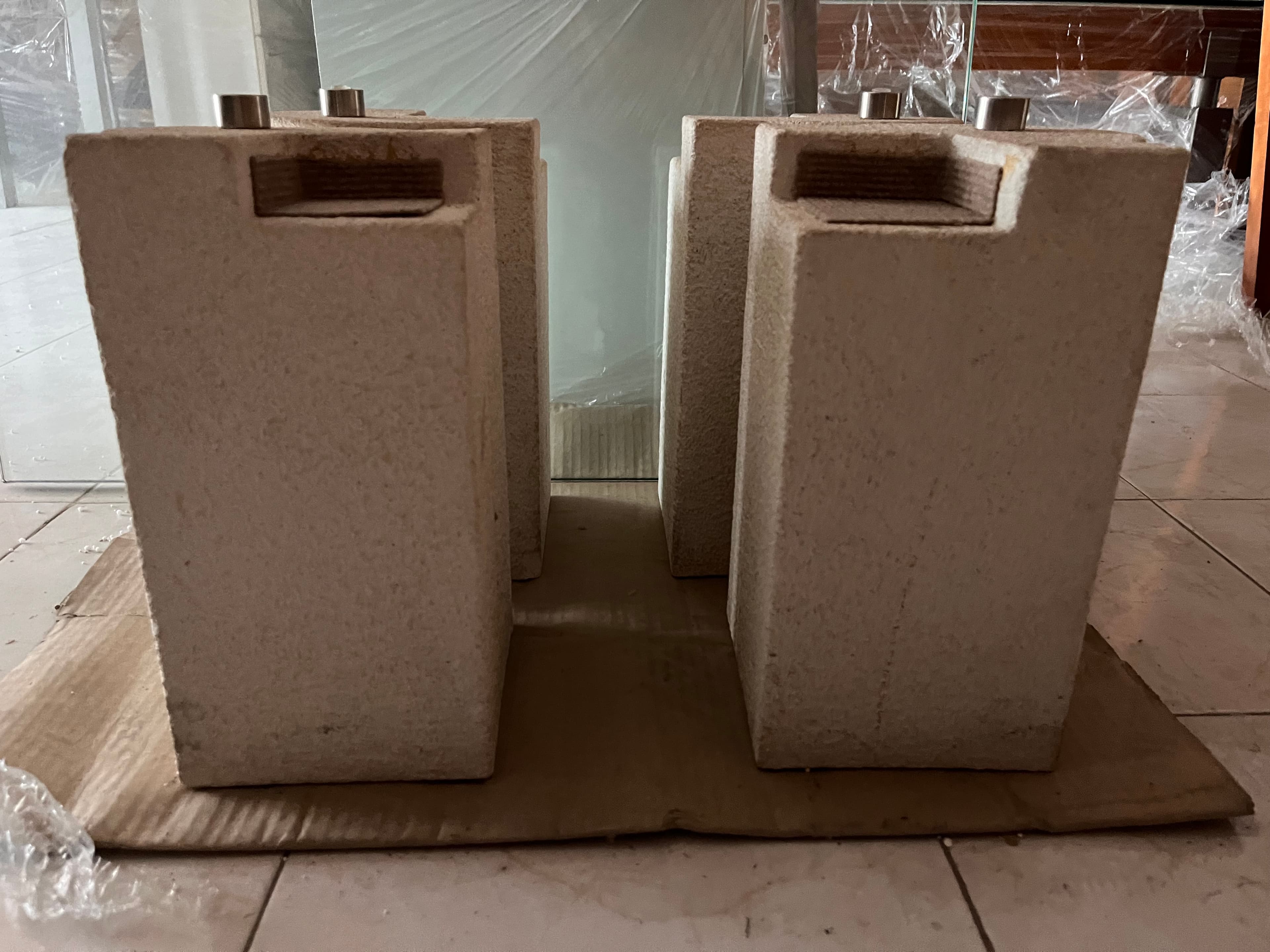 Mesa com pés em pedra e tampo de vidro — imagem 1