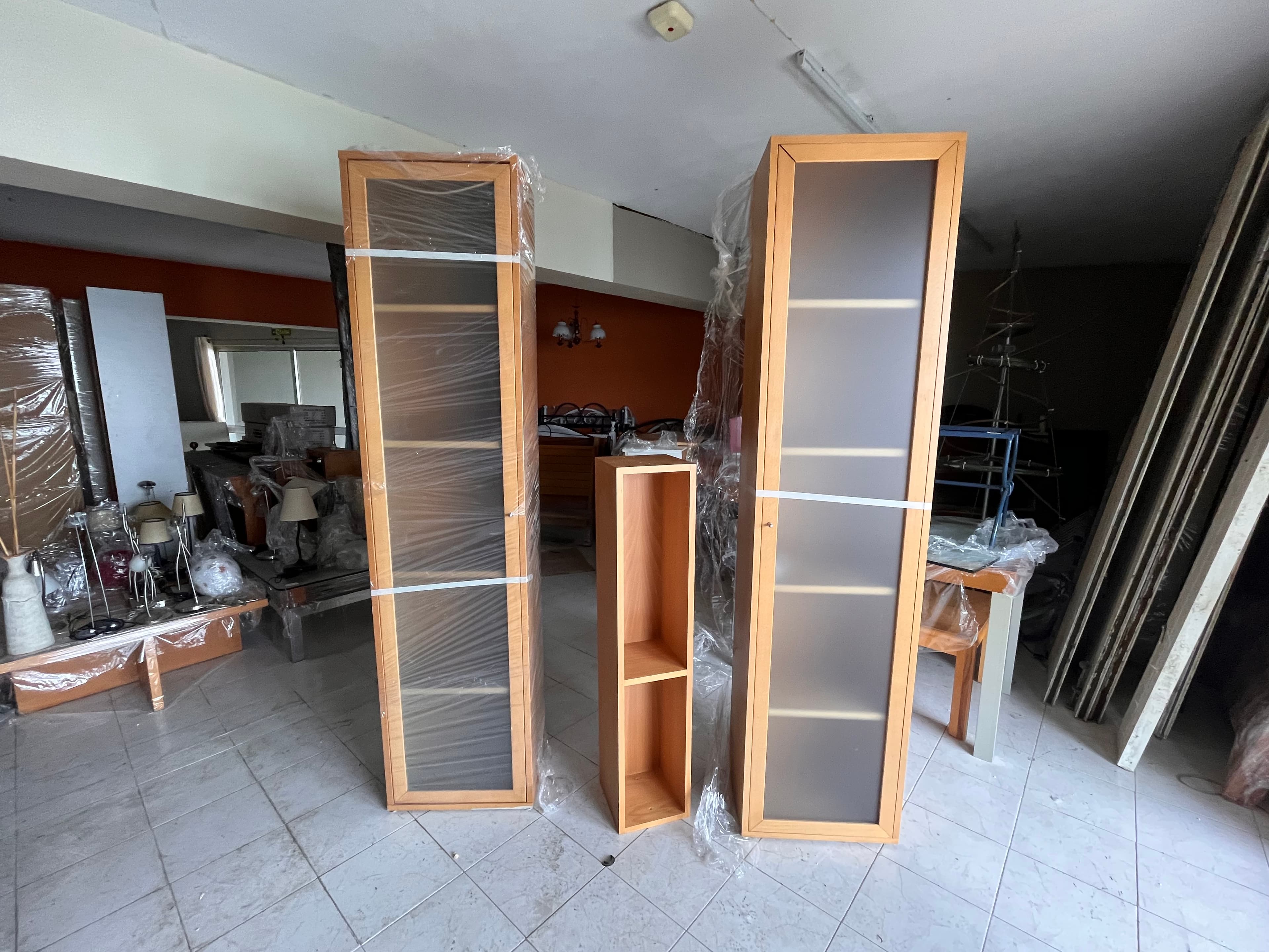 Móveis altos em madeira — imagem 1