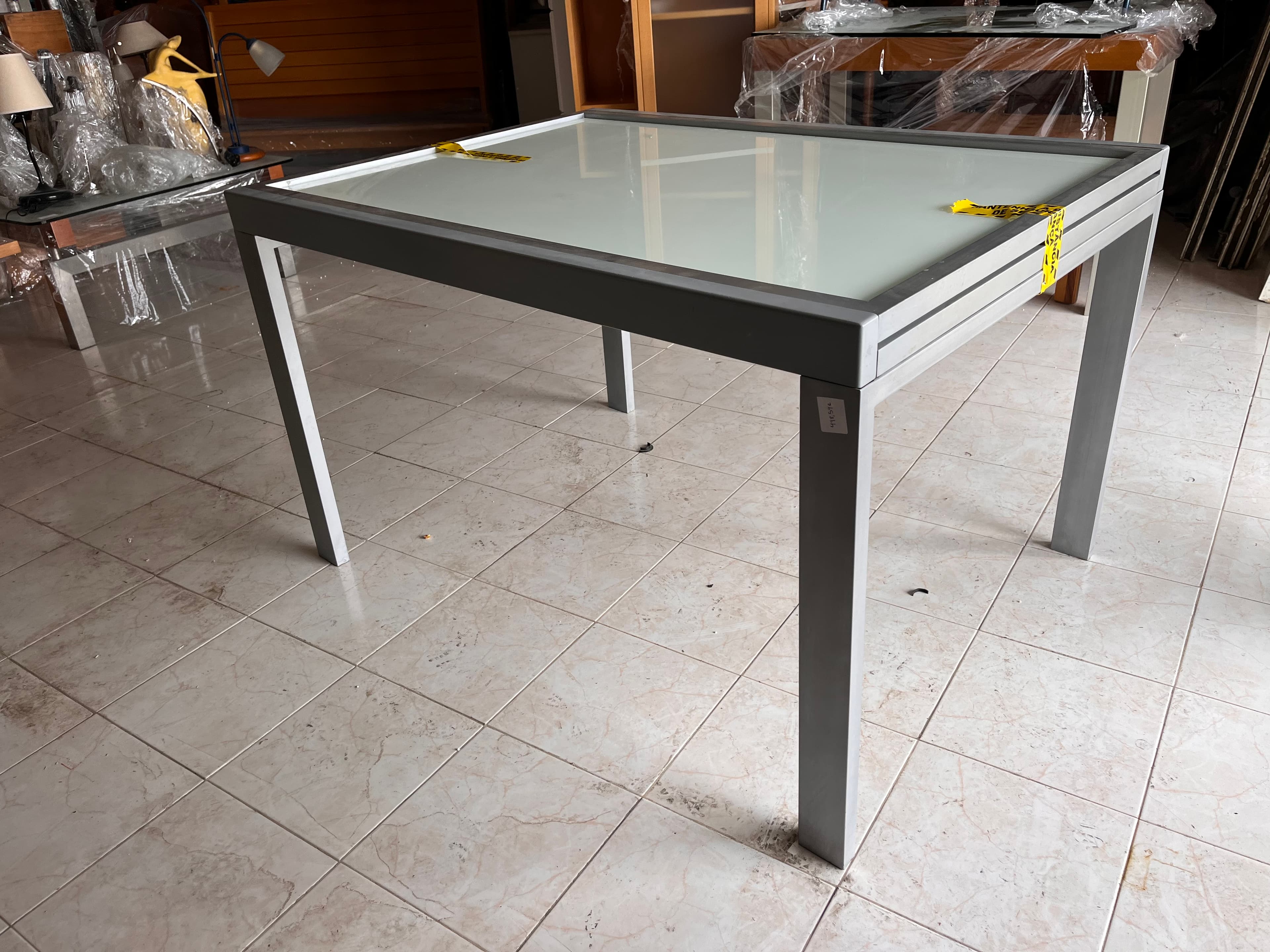 Mesa em metal com tampo de vidro — imagem 1