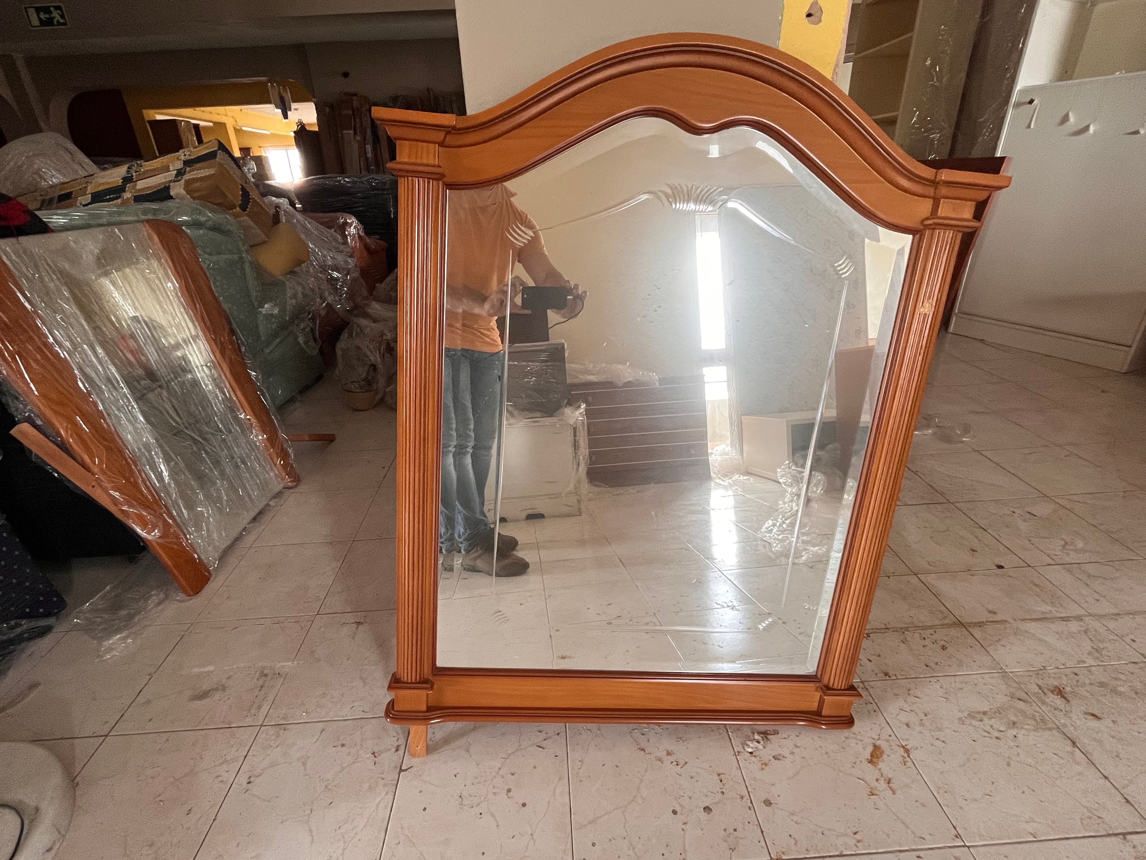 Espelho  com moldura em madeira
