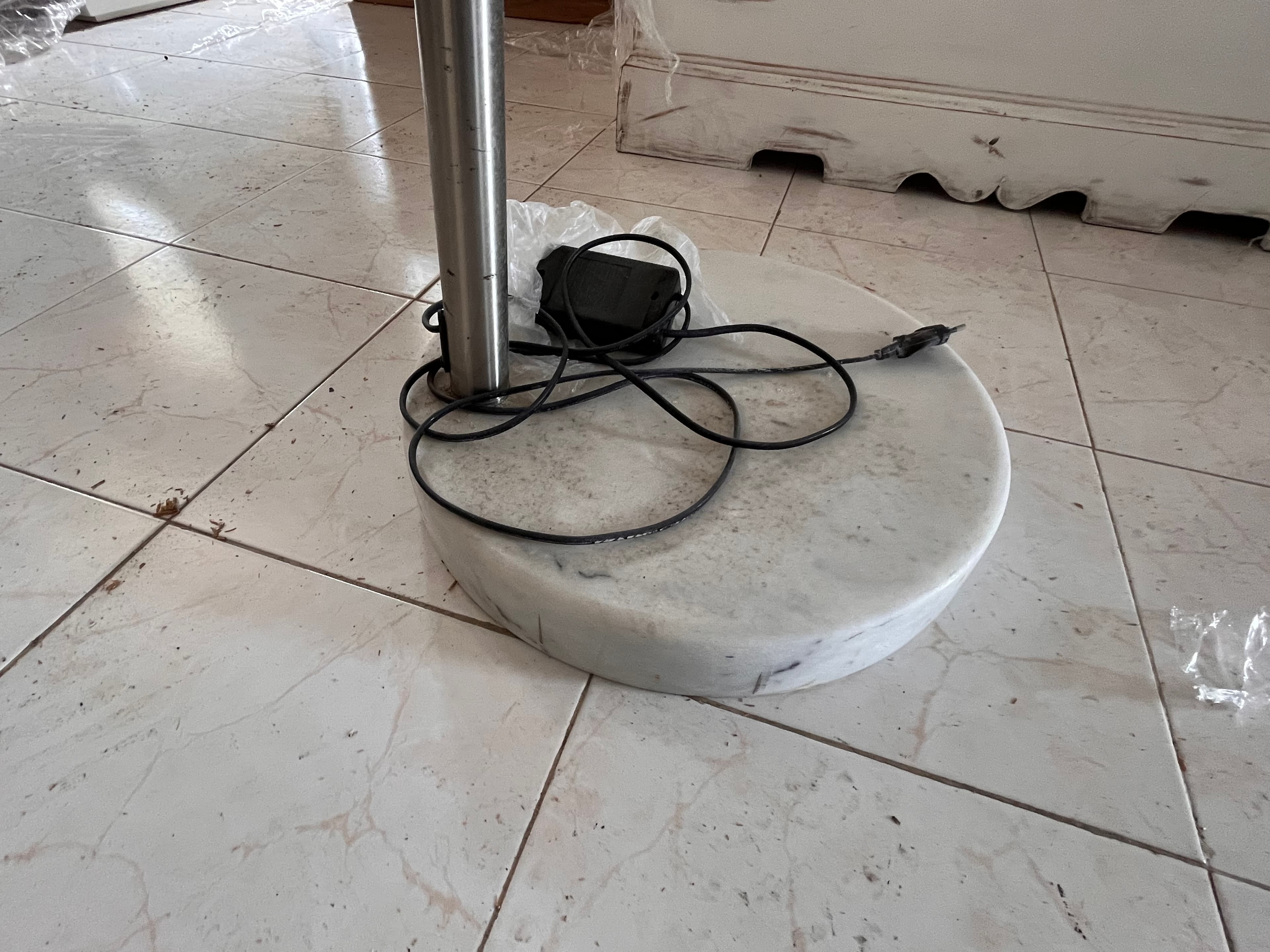 Candeeiro grande em ferro e mármore — imagem 2