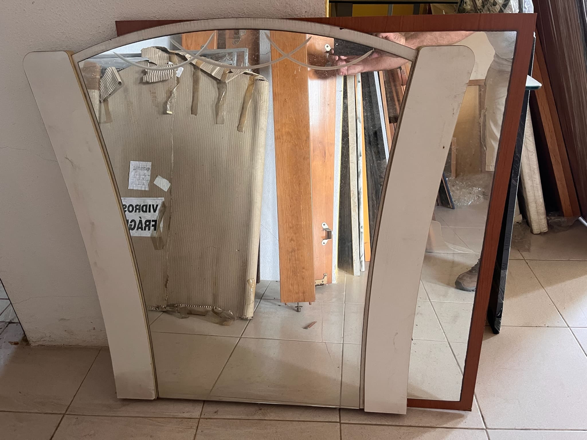 Espelho com moldura em madeira — imagem 1