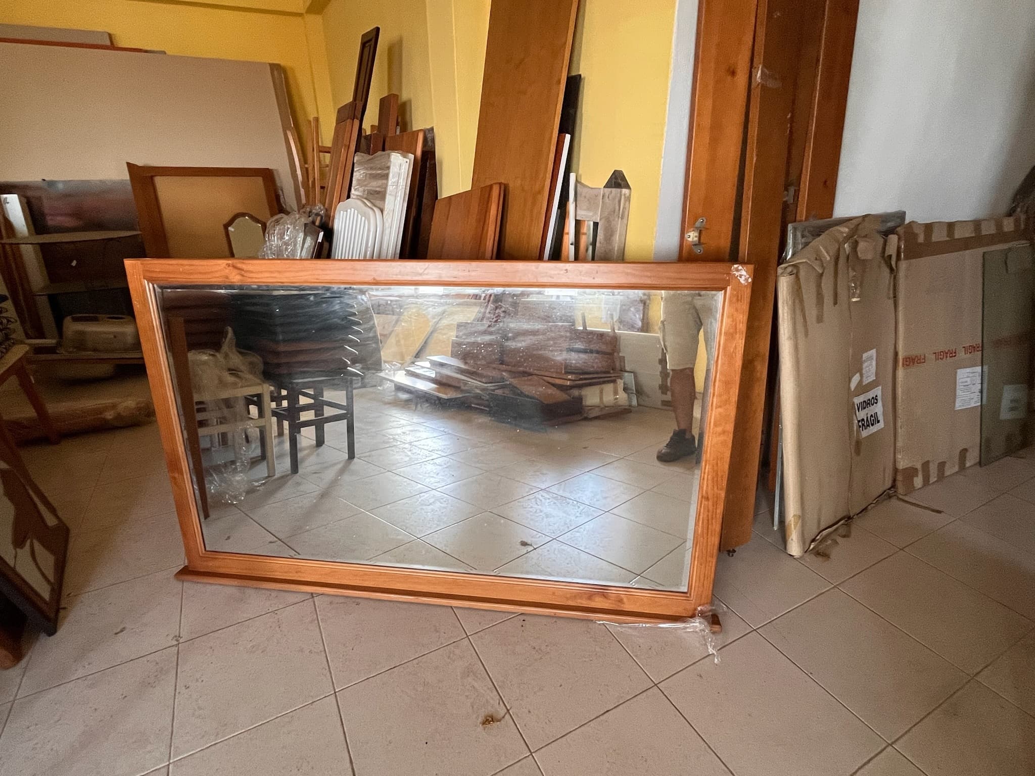 Espejo con marco de madera — imagen 1