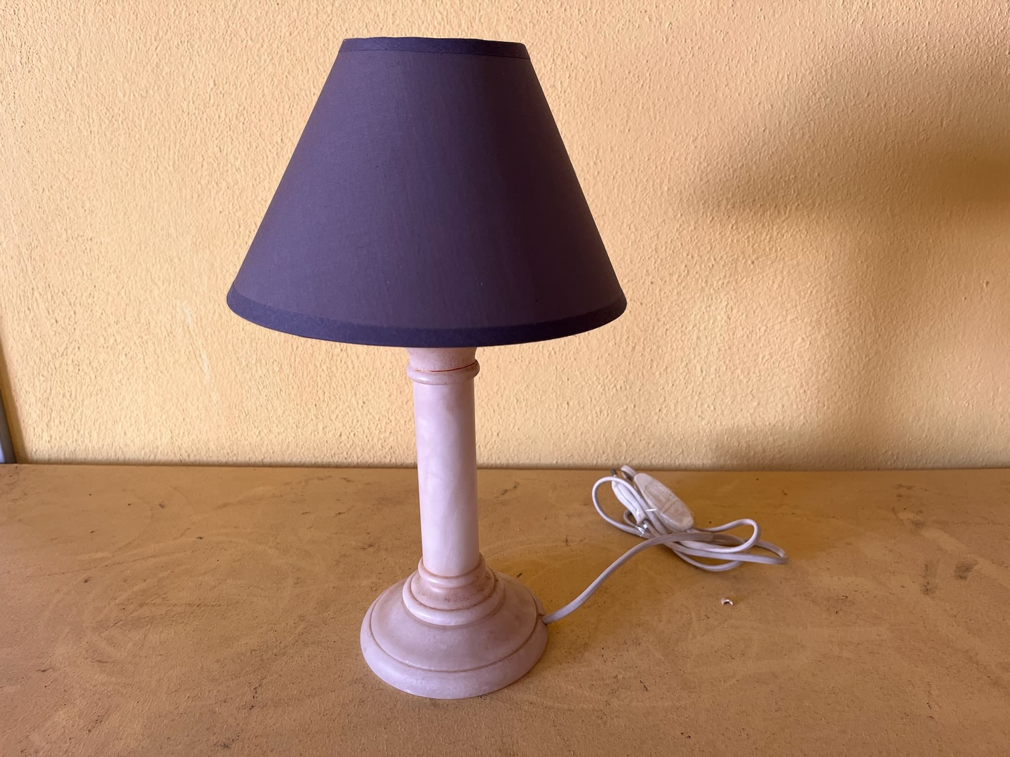 Candeeiro pequeno com pé de mármore — imagen 1