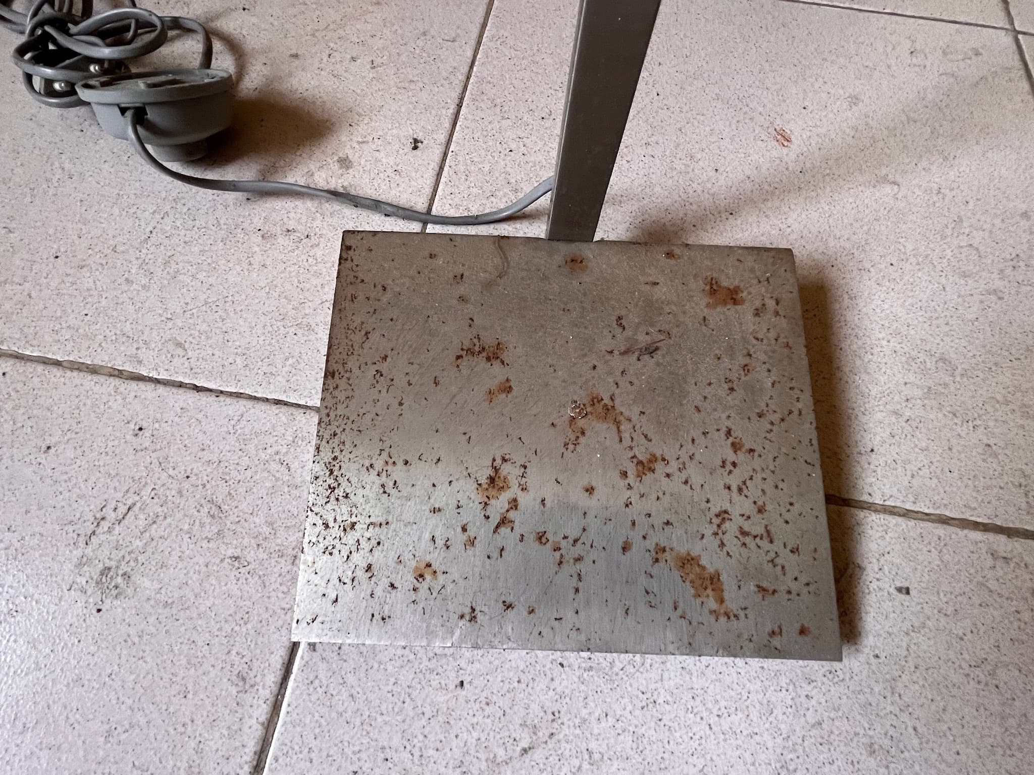 Lámpara de pie alta de hierro — imagen 3