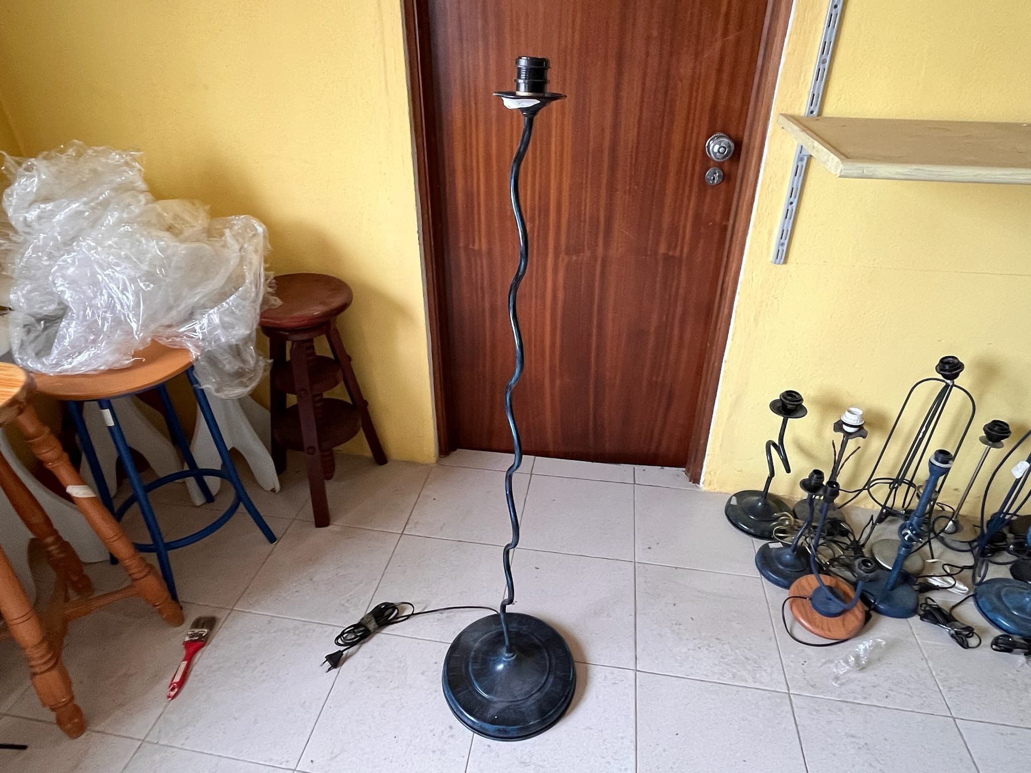 Lámpara de pie alta de hierro