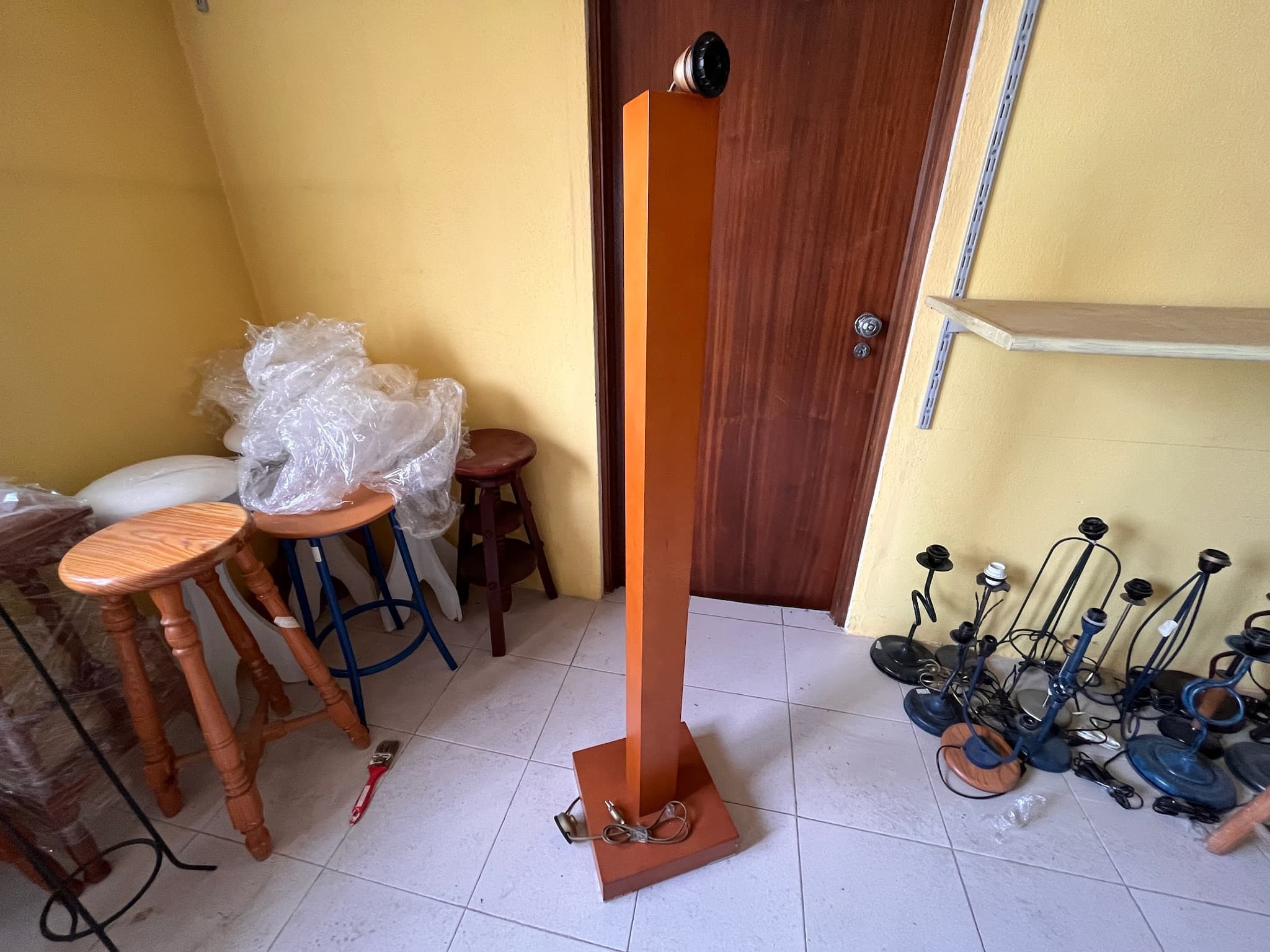Lámpara de pie alta de madera