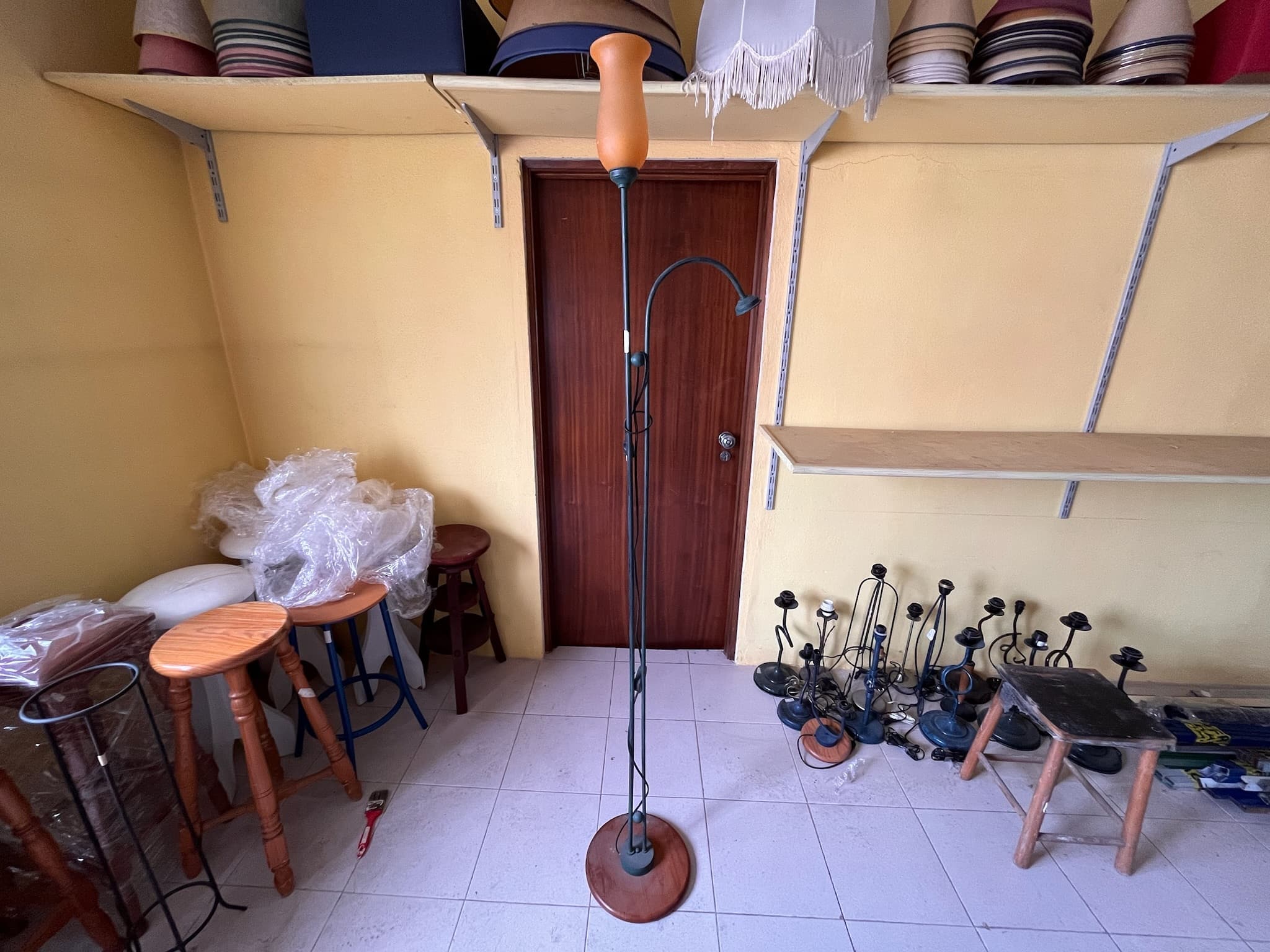 Candeeiro de pé alto em ferro