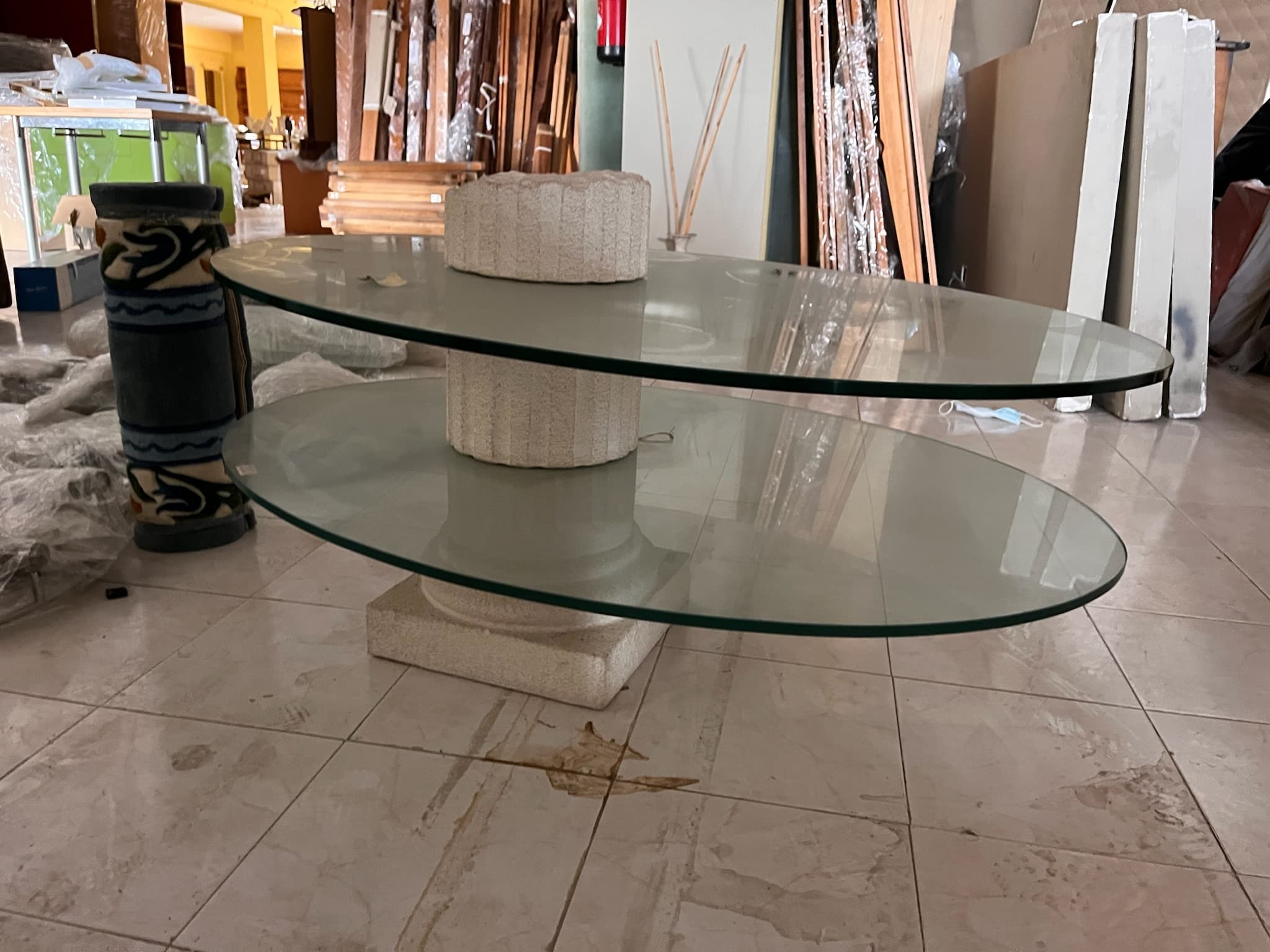 Mesa em vidro com suporte em pedra — imagem 1