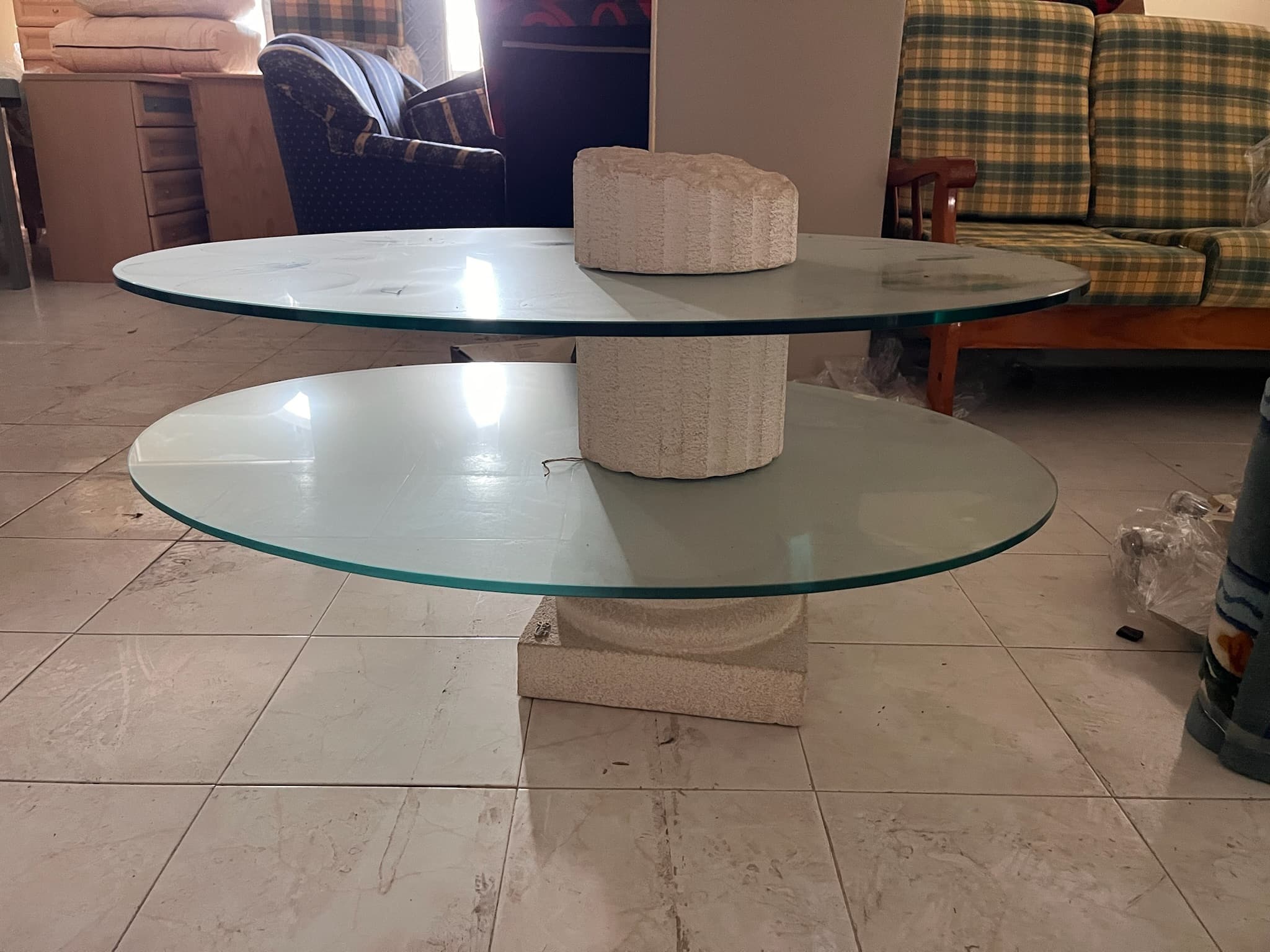Mesa em vidro com suporte em pedra — imagem 2
