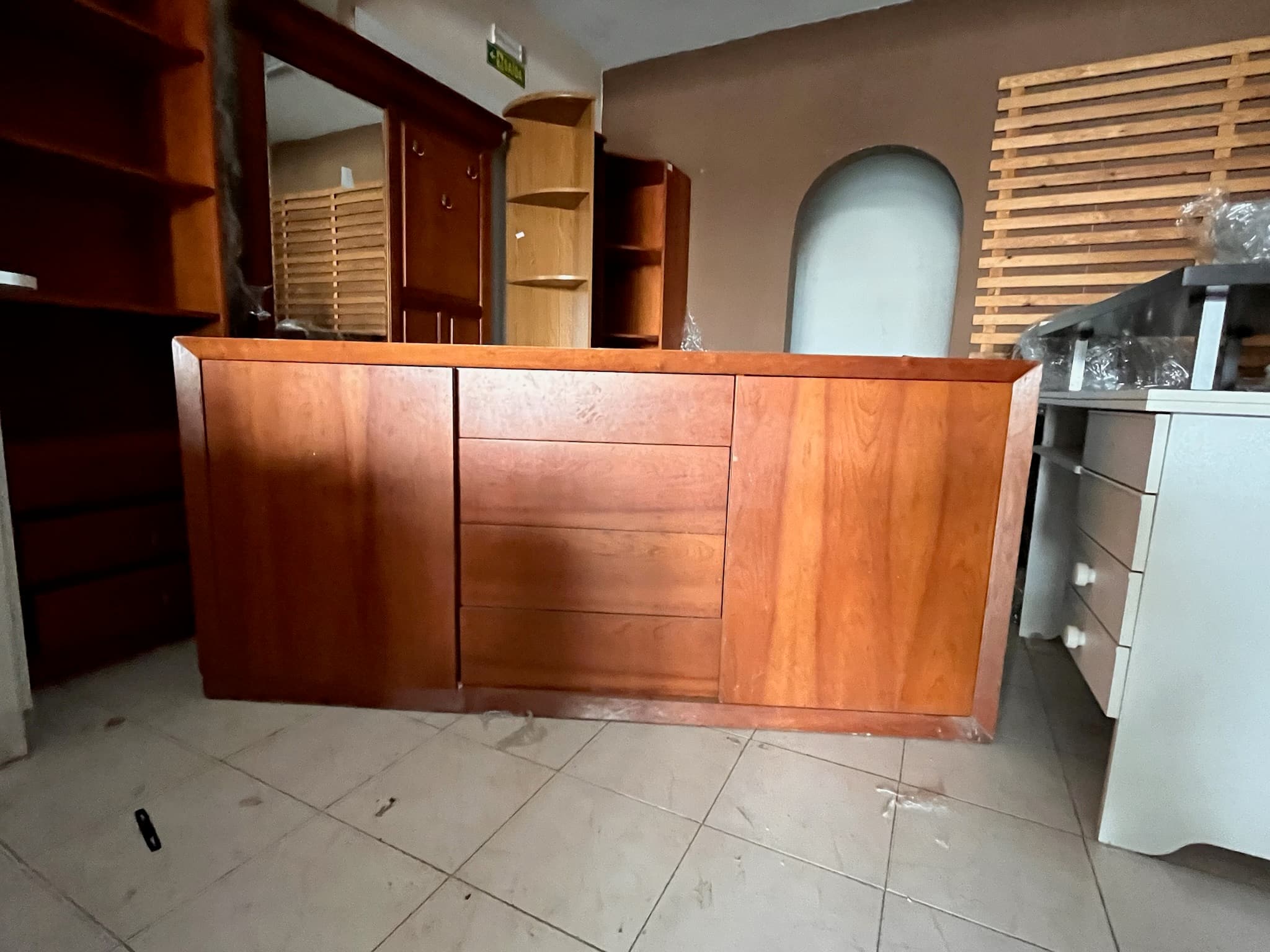 Aparador de madeira — imagen 1