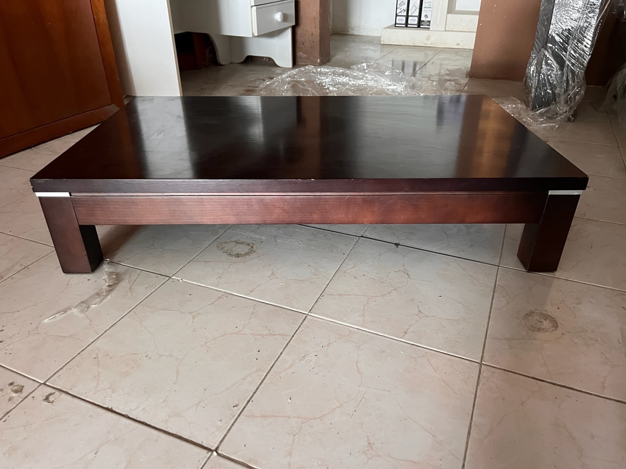Mesa de centro em madeira — imagem 1