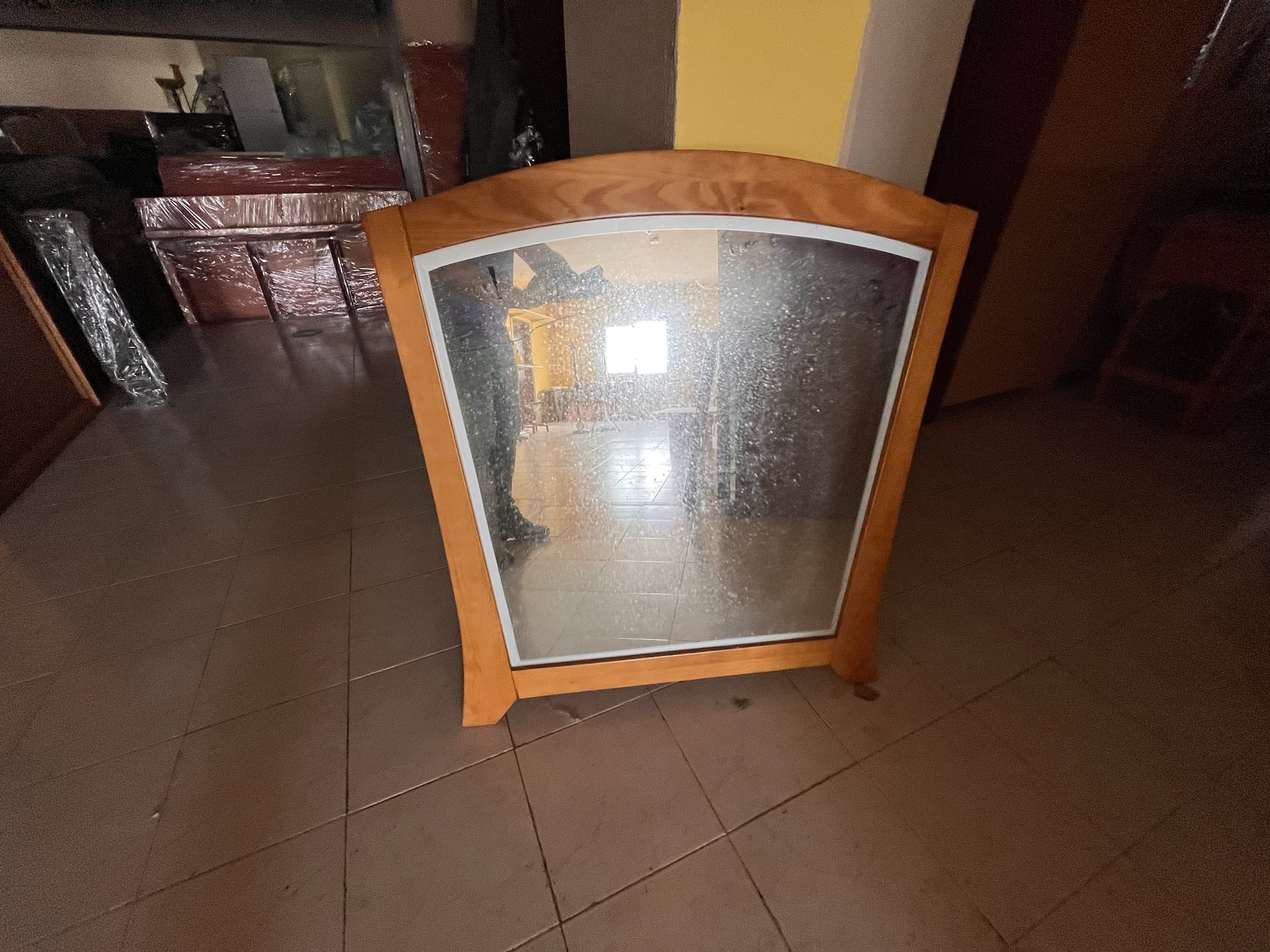 Espejo con marco de madera — imagen 1