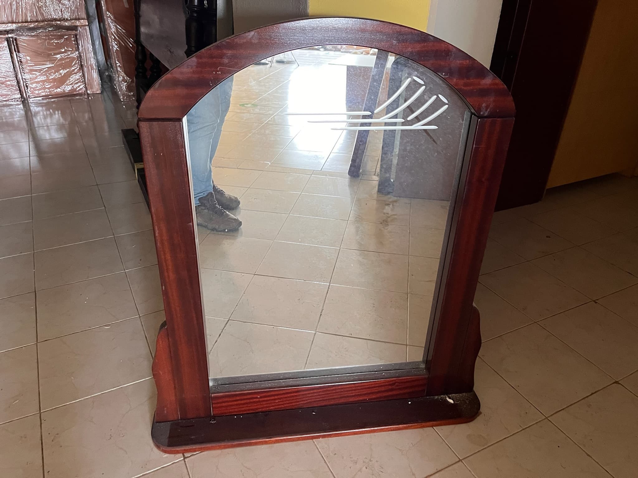 Espejo con marco de madera — imagen 1