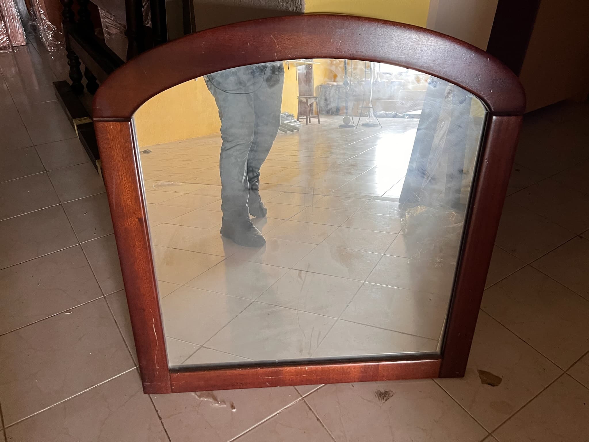 Espelho com moldura de madeira