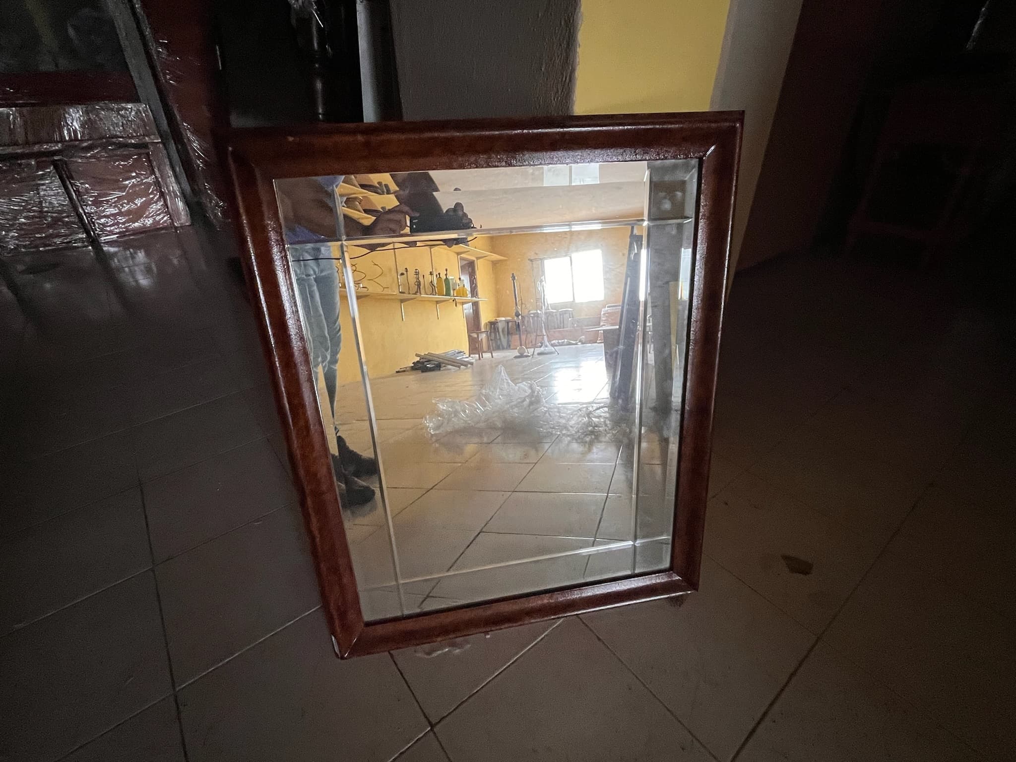 Espelho com moldura de madeira