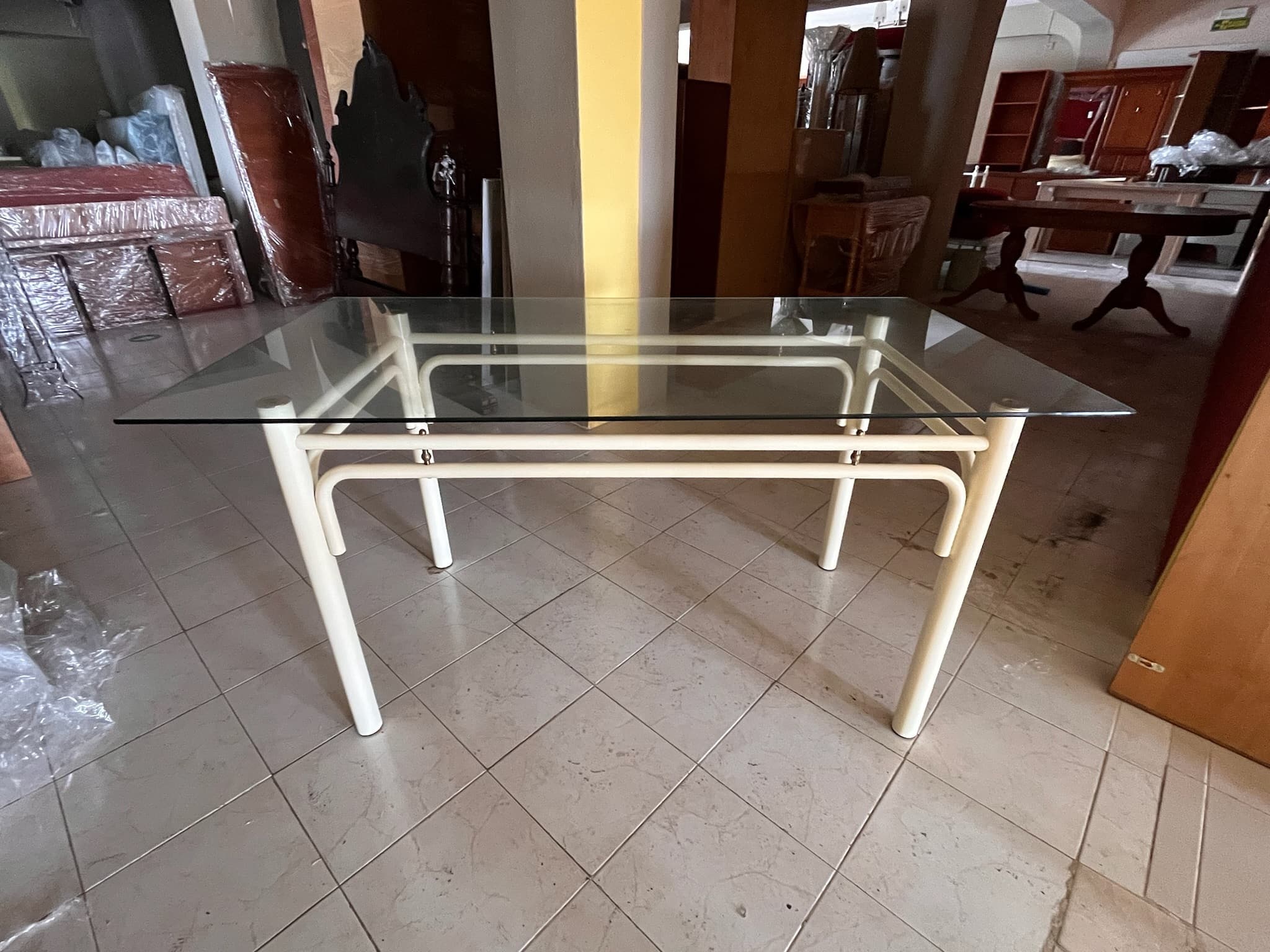 Mesa em ferro branco com tampo de vidro