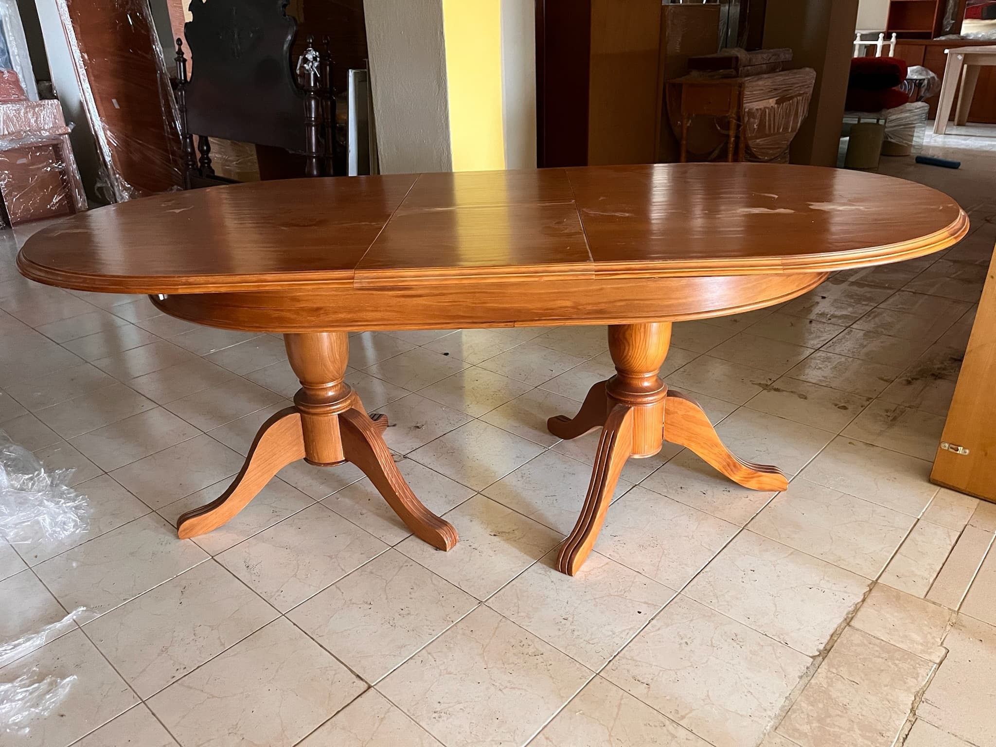 Mesa de madeira oval extensível