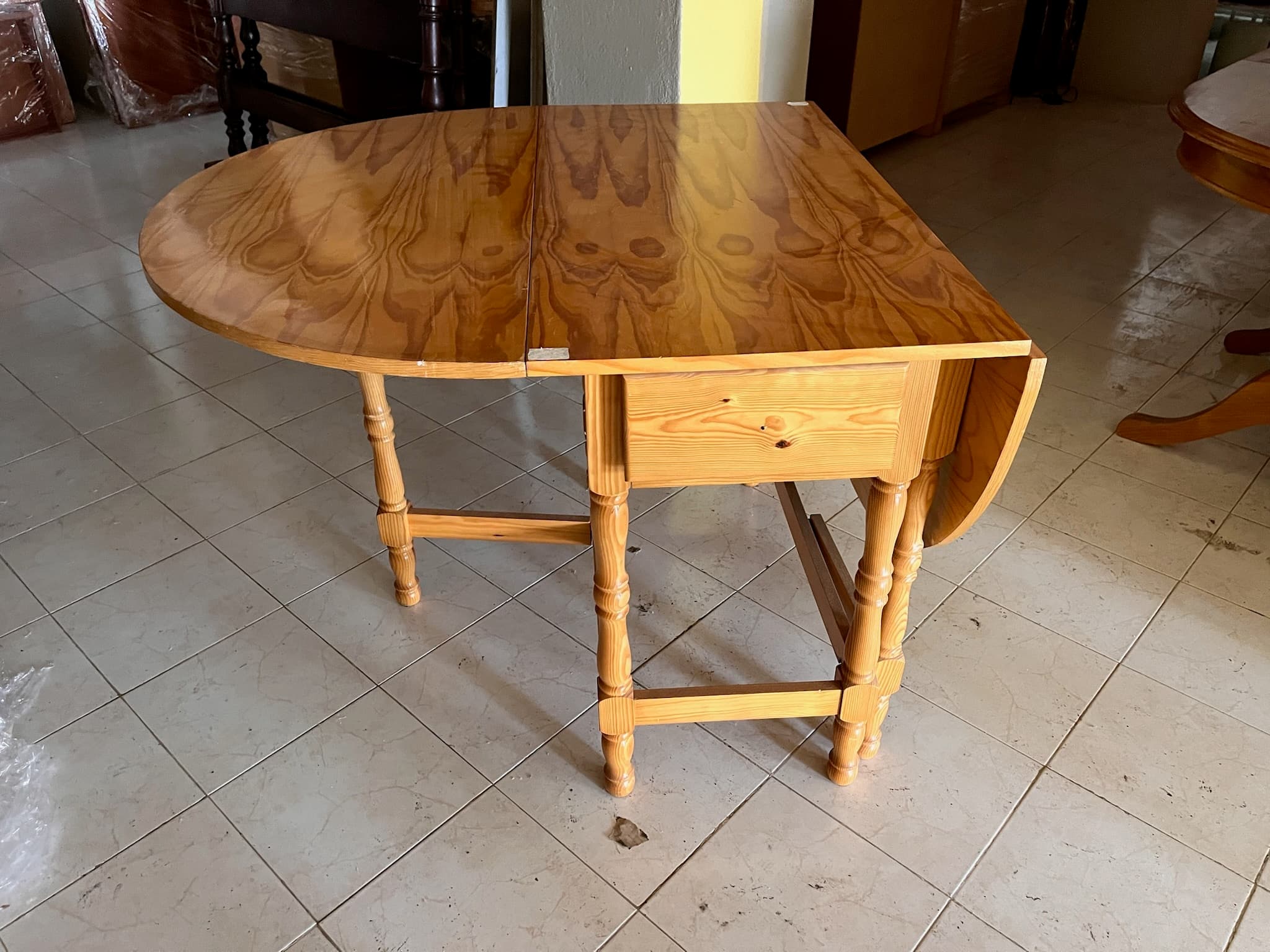 Mesa de madeira oval — imagem 3