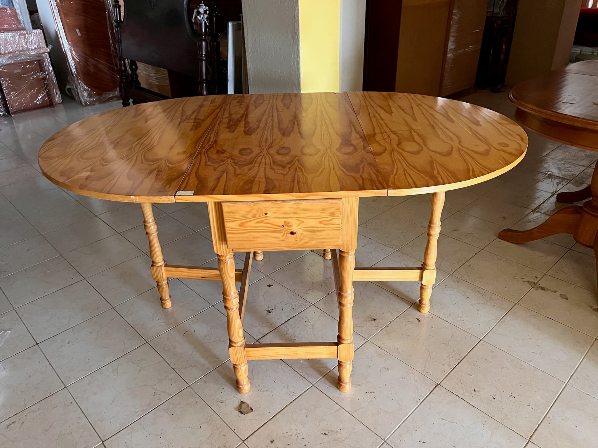 Mesa de madeira oval