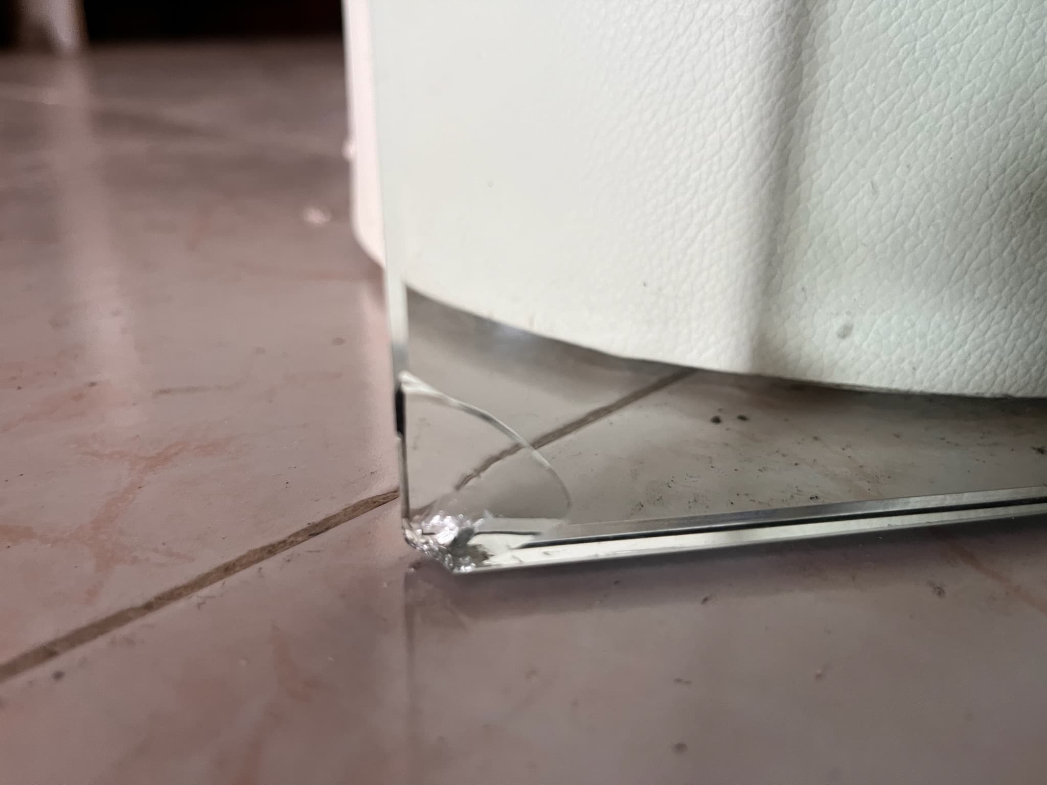 Mesa pequena de vidro — imagem 4