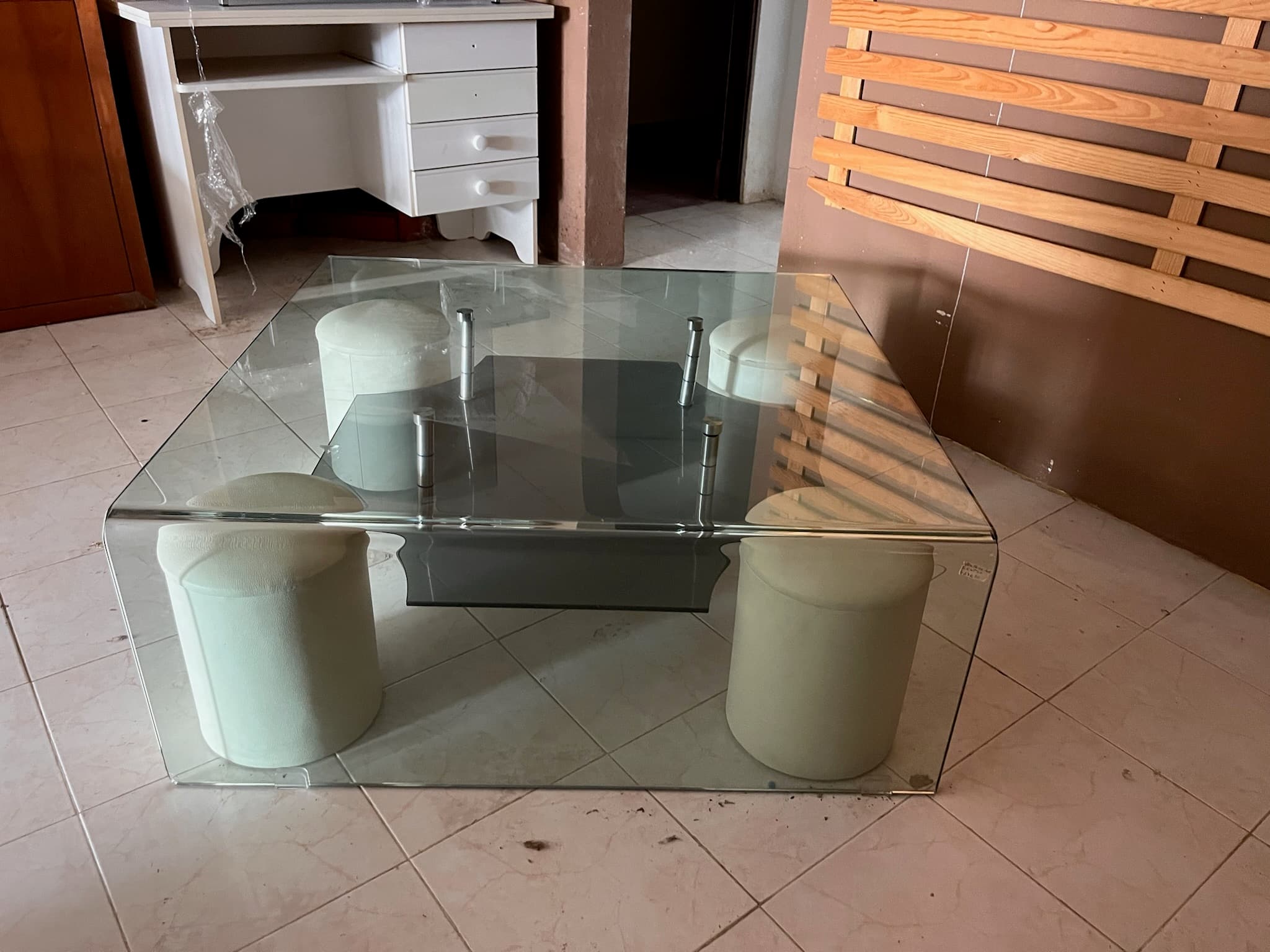 Mesa pequena de vidro — imagem 2