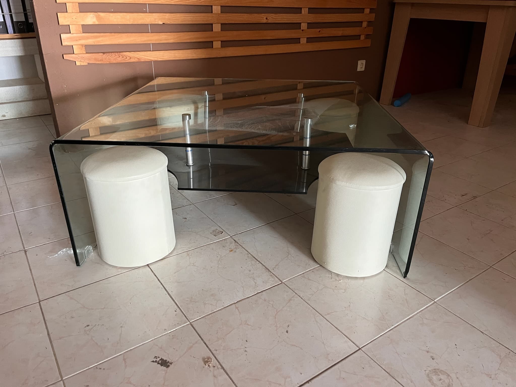 Mesa pequena de vidro — imagem 1