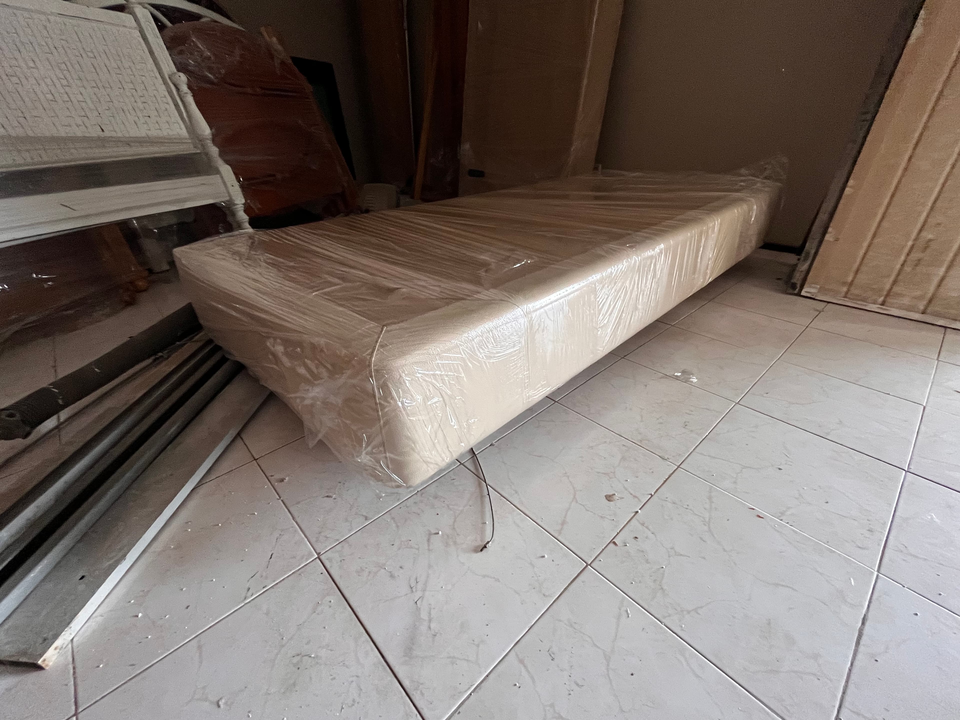 Lotes 281 a 315 · Mobiliário · Artigos de Decoração — imagem 7