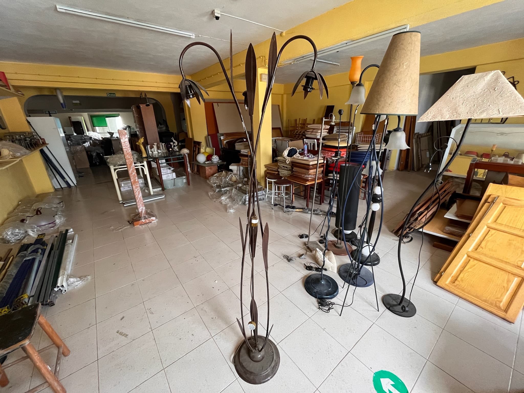 Lotes 561 a 595 · Mobiliário · Artigos de Decoração — imagen 15