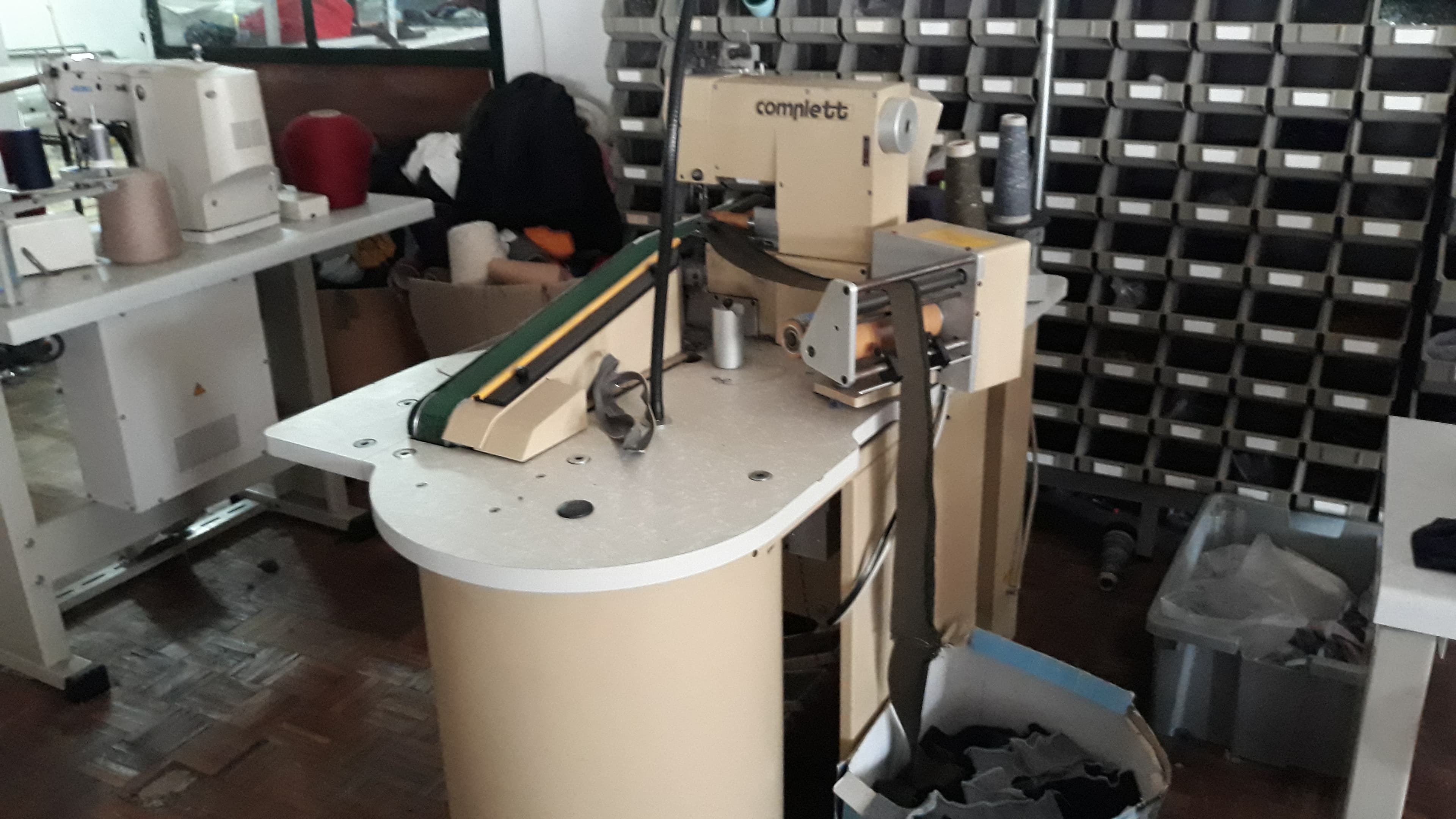 Máquina de colocar golas — image 2