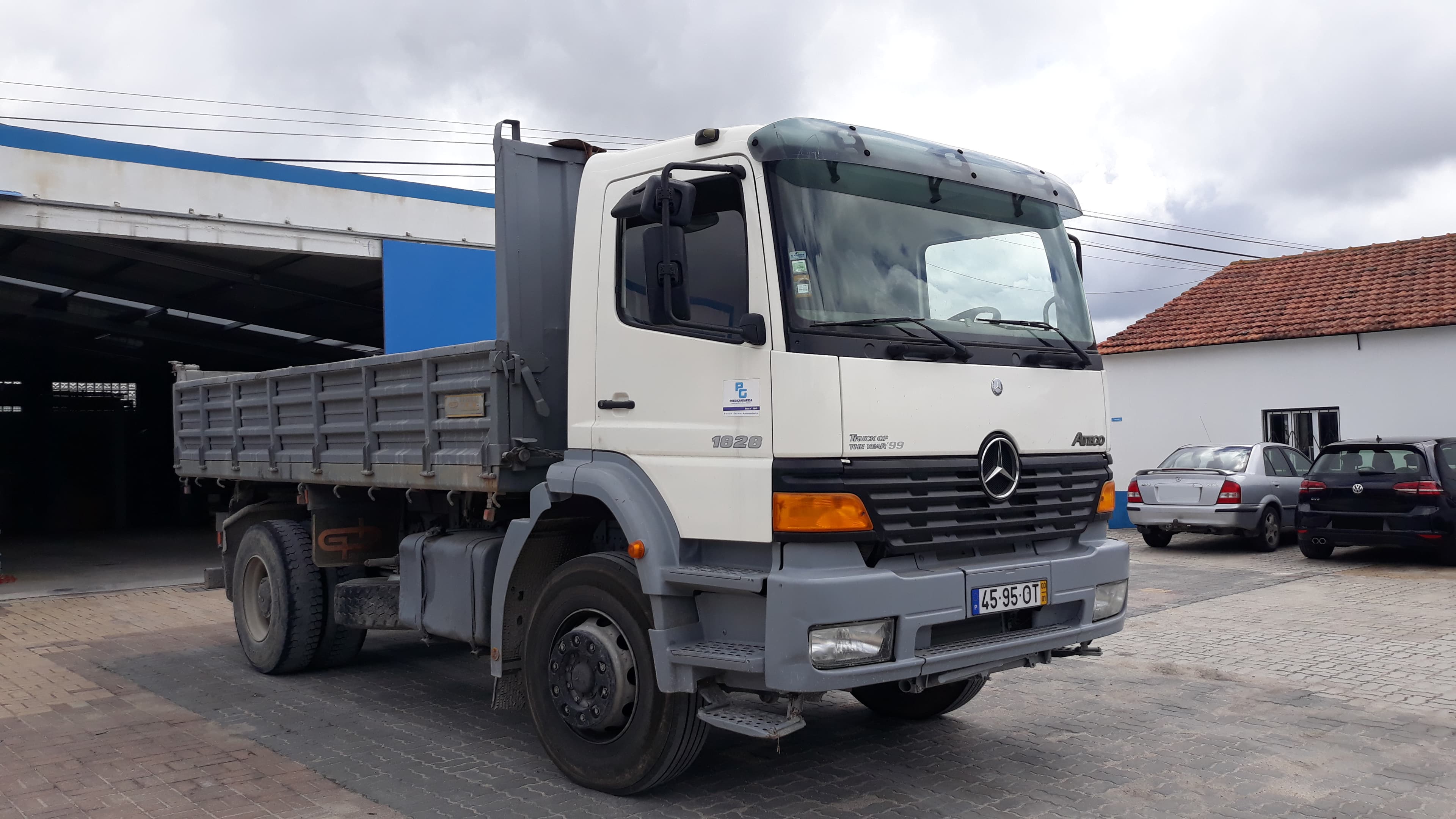 Mercedes-Benz Atego 1828 com báscula — imagem 4