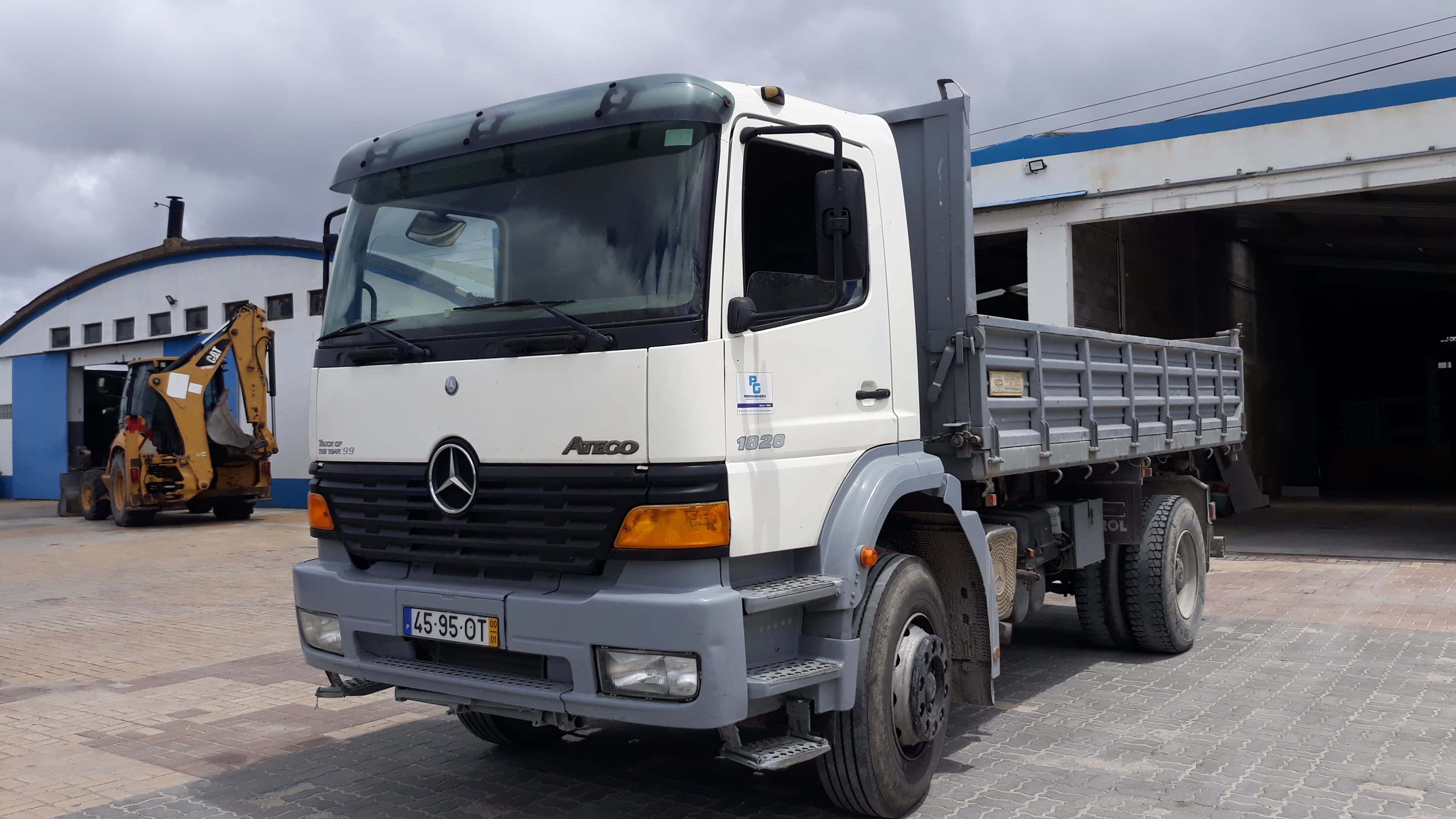 Mercedes-Benz Atego 1828 com báscula — imagem 2