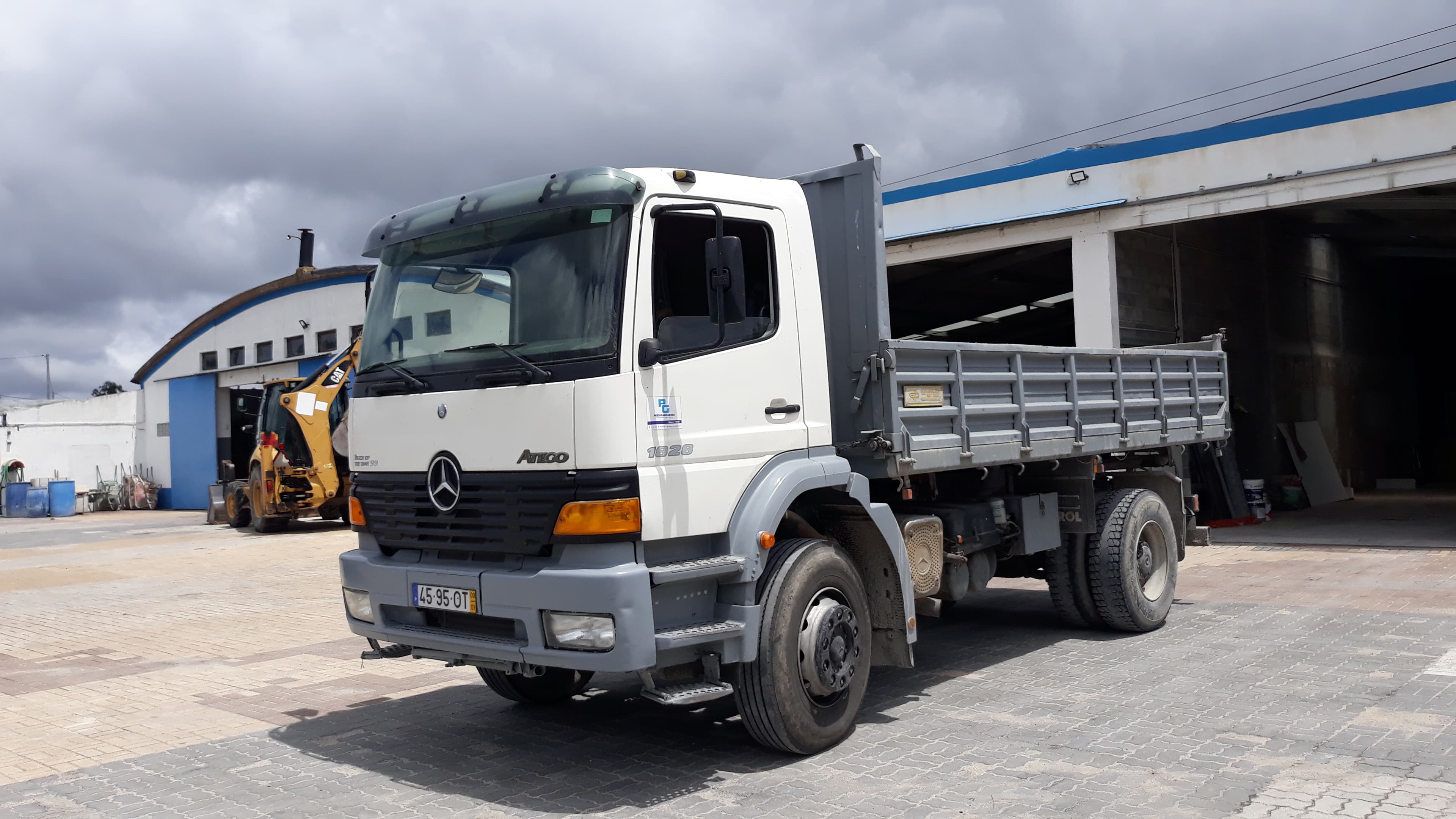 Mercedes-Benz Atego 1828 com báscula — imagem 1