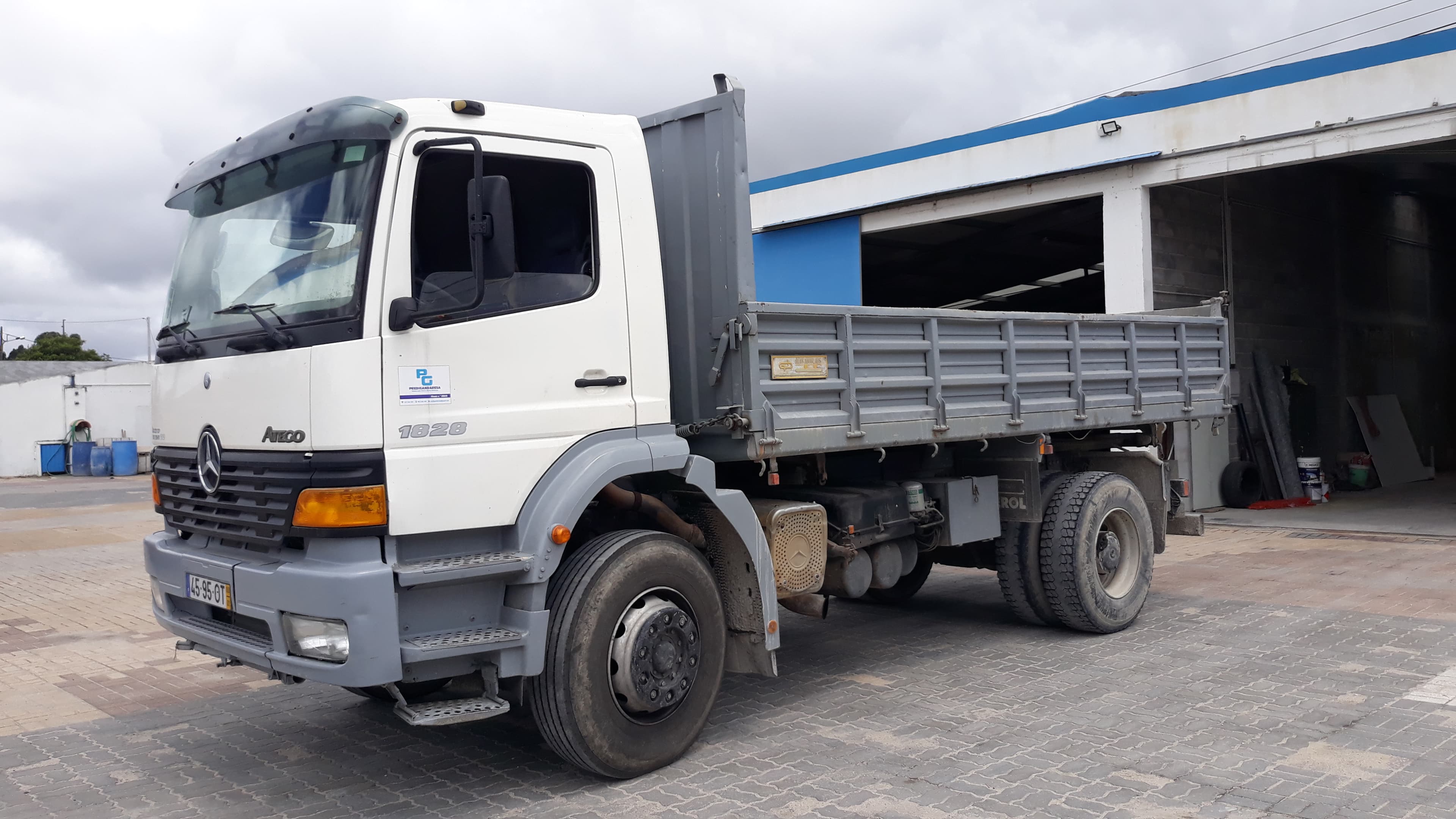 Mercedes-Benz Atego 1828 com báscula — imagem 3