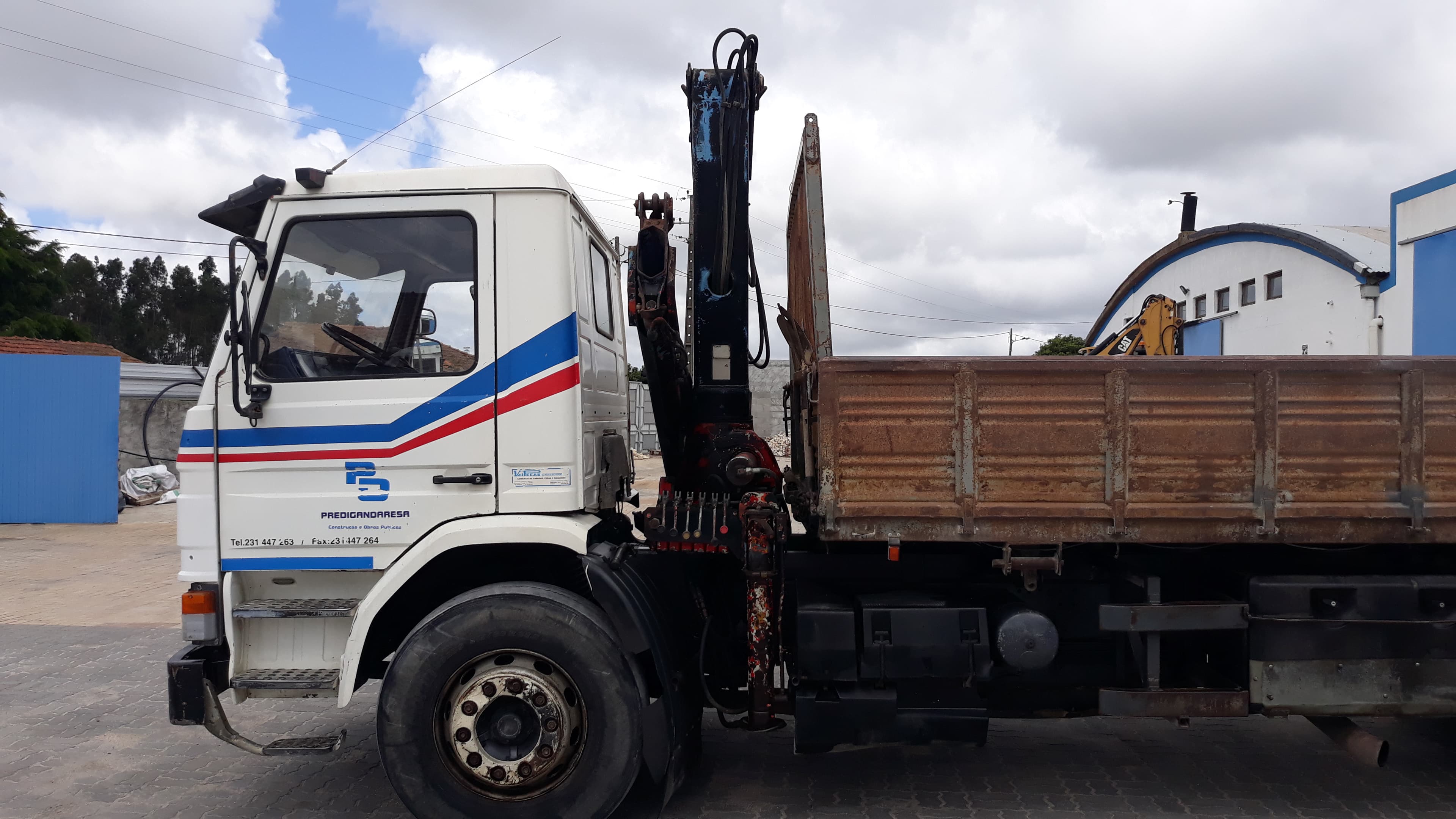Scania 93M com báscula e grua — image 2