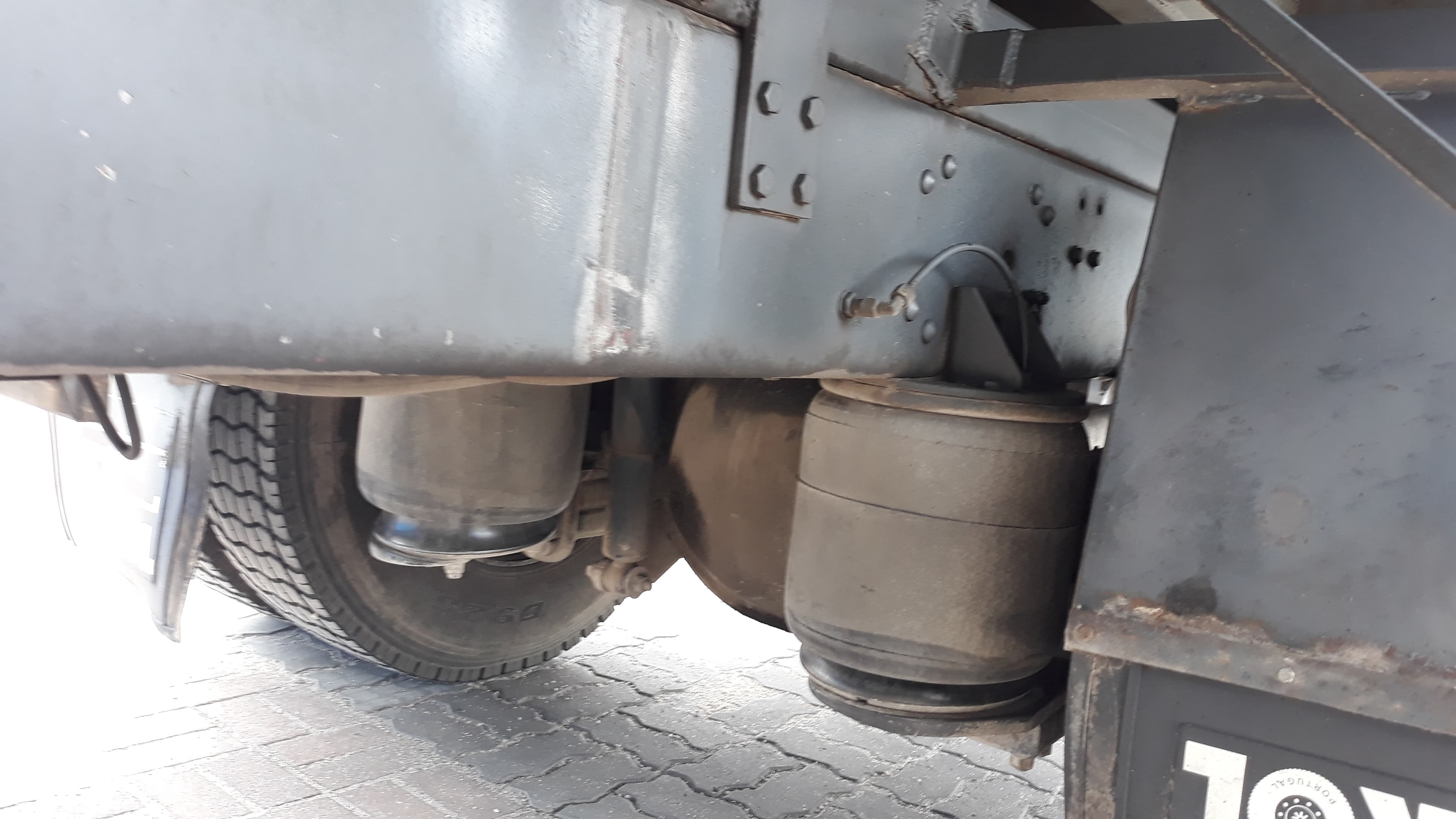 Scania 93M com báscula e grua — image 8