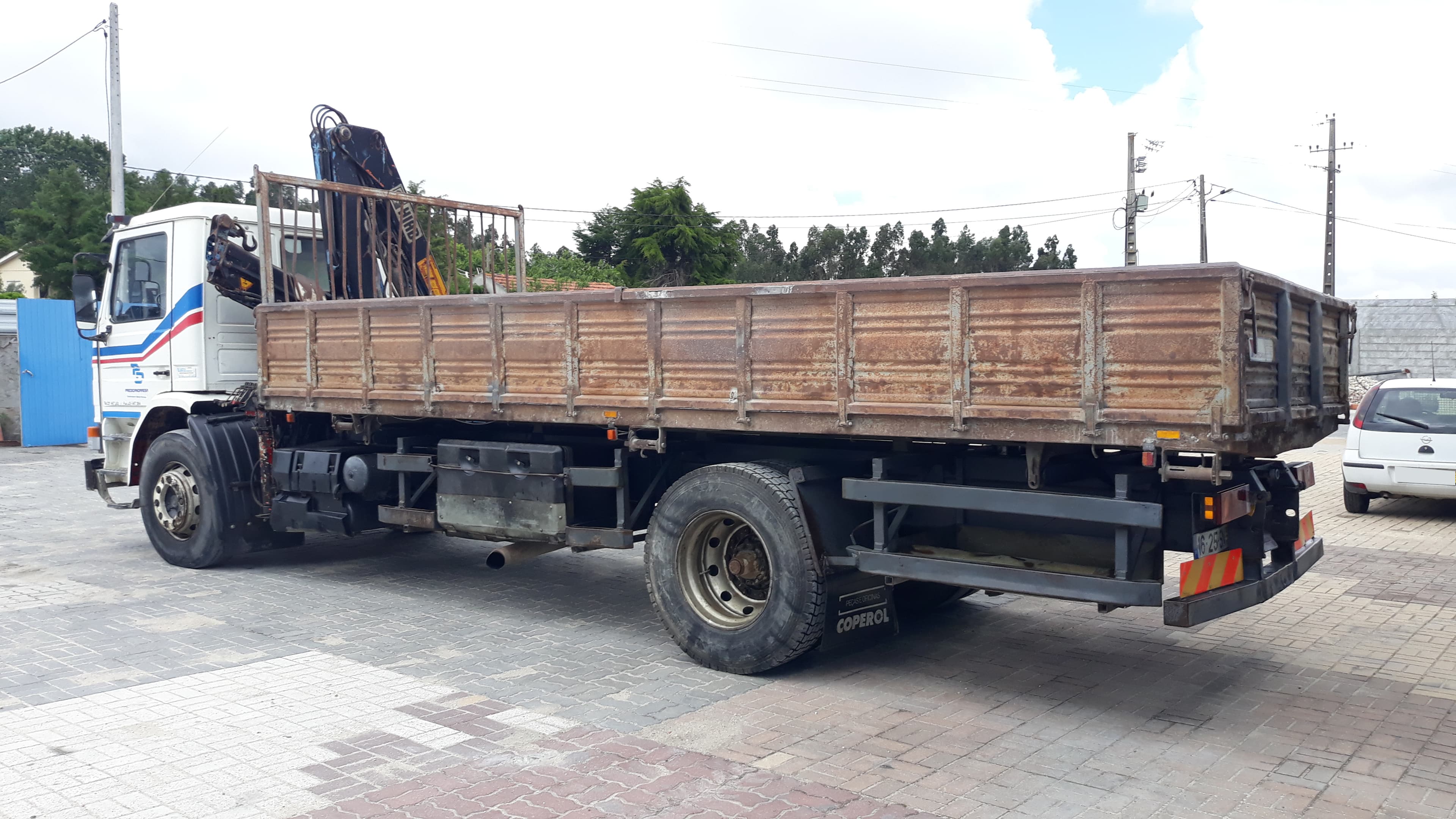 Scania 93M com báscula e grua — image 6