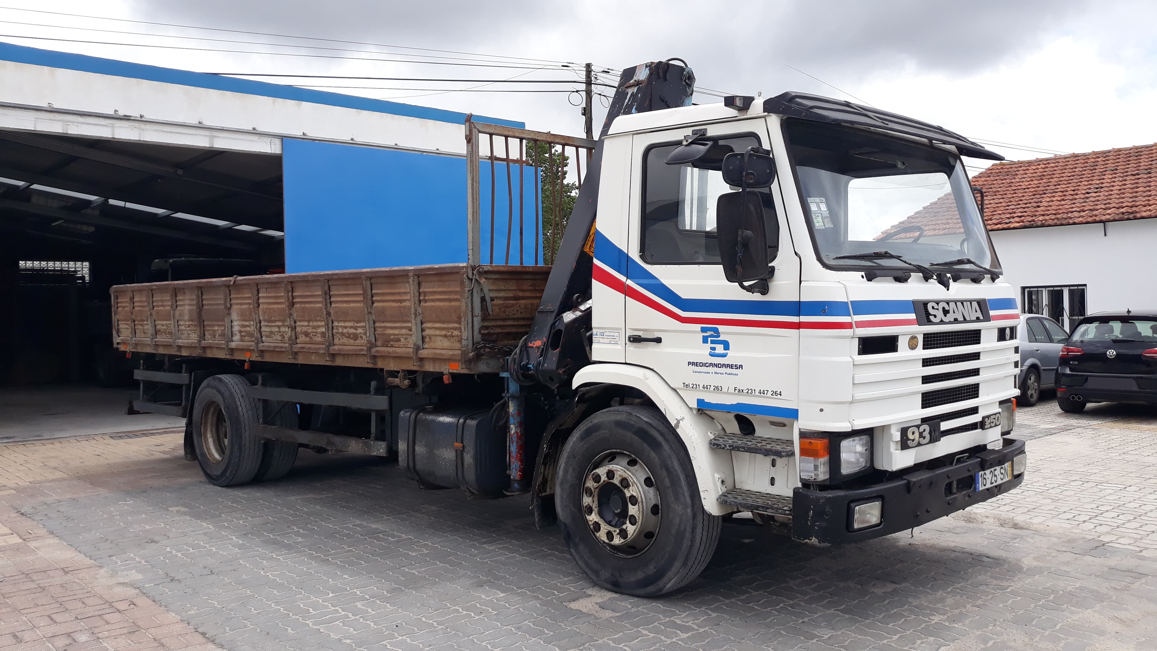Scania 93M com báscula e grua — image 3