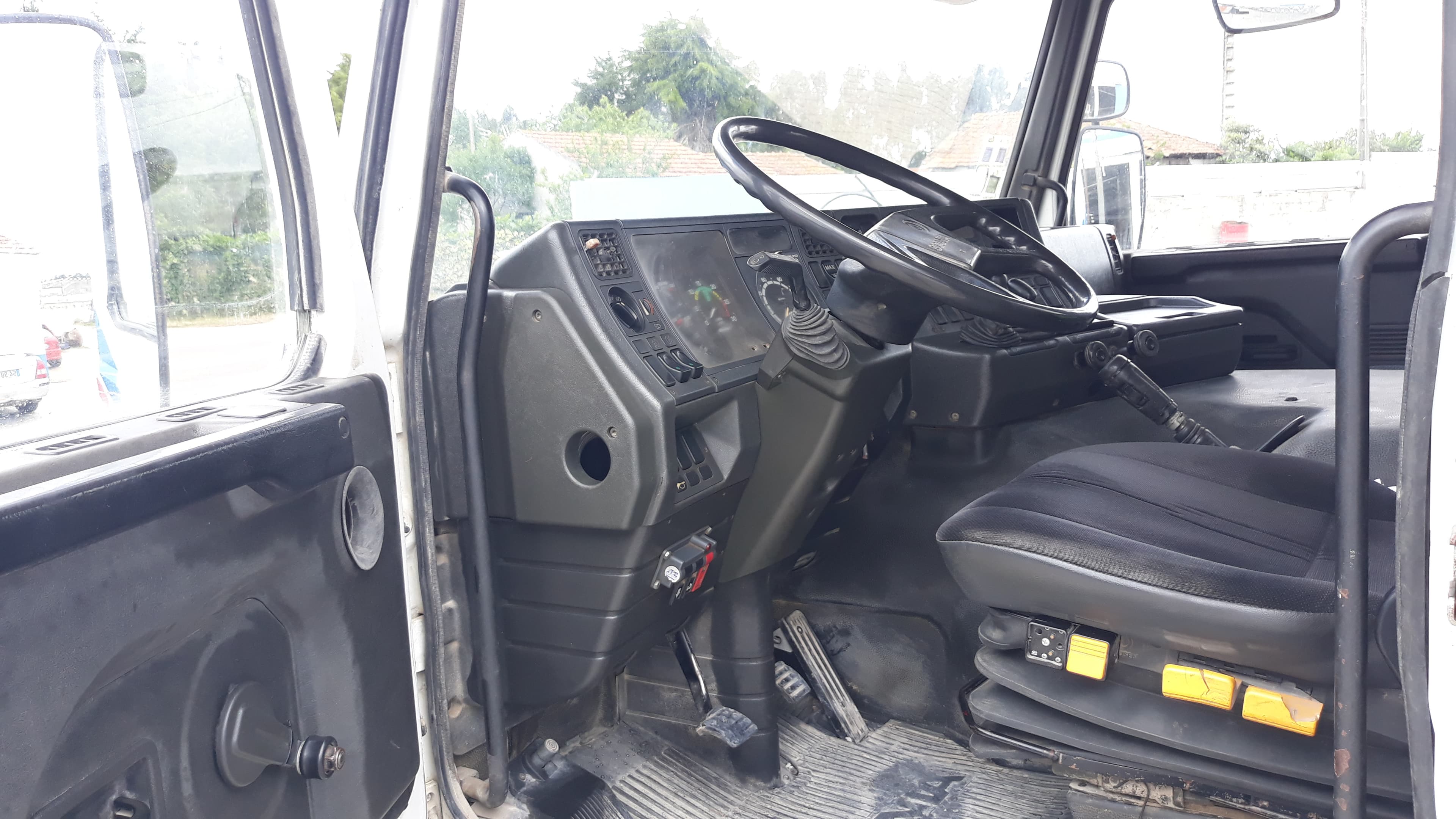 Scania 93M com báscula e grua — image 10