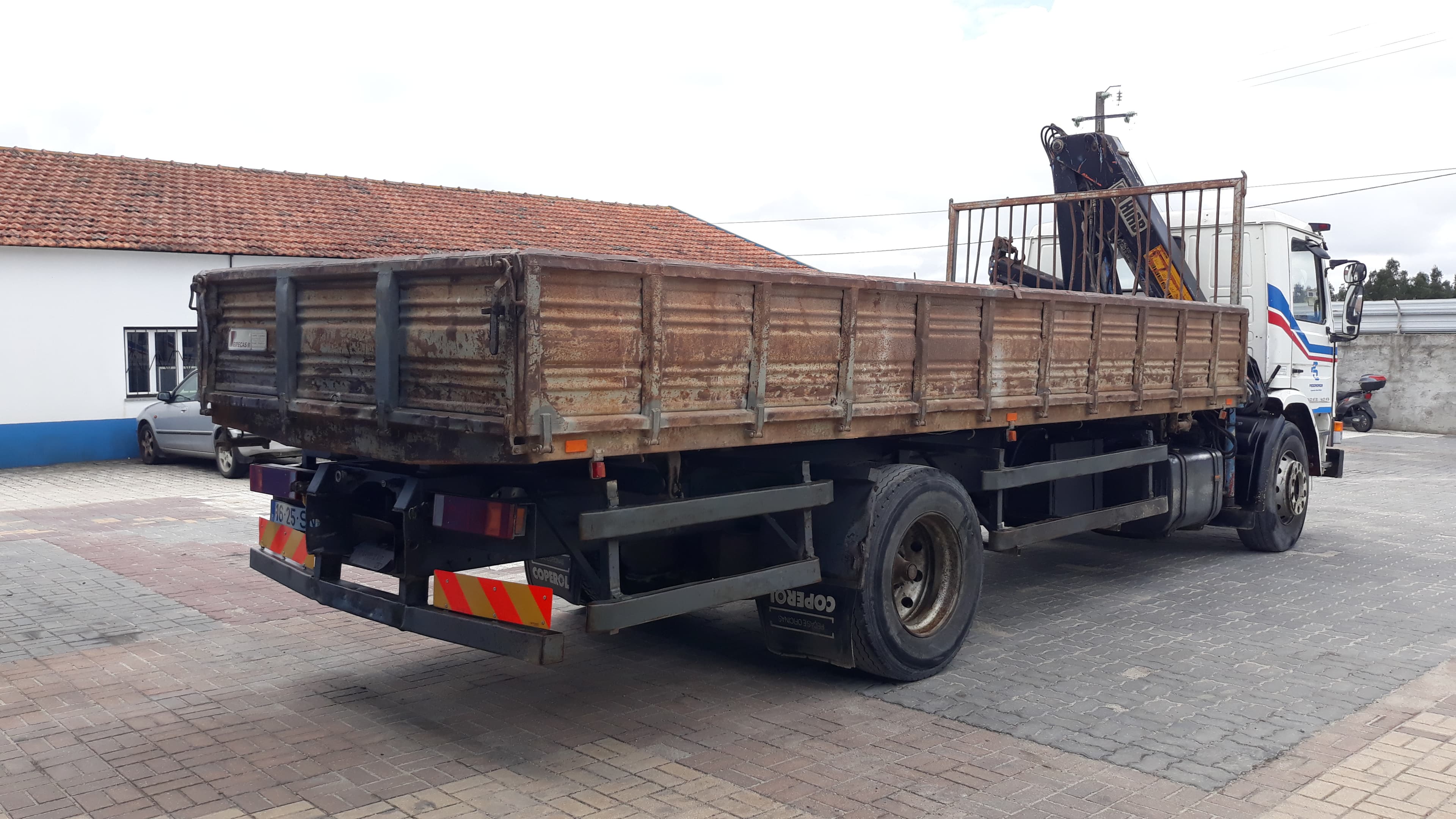 Scania 93M com báscula e grua — image 5