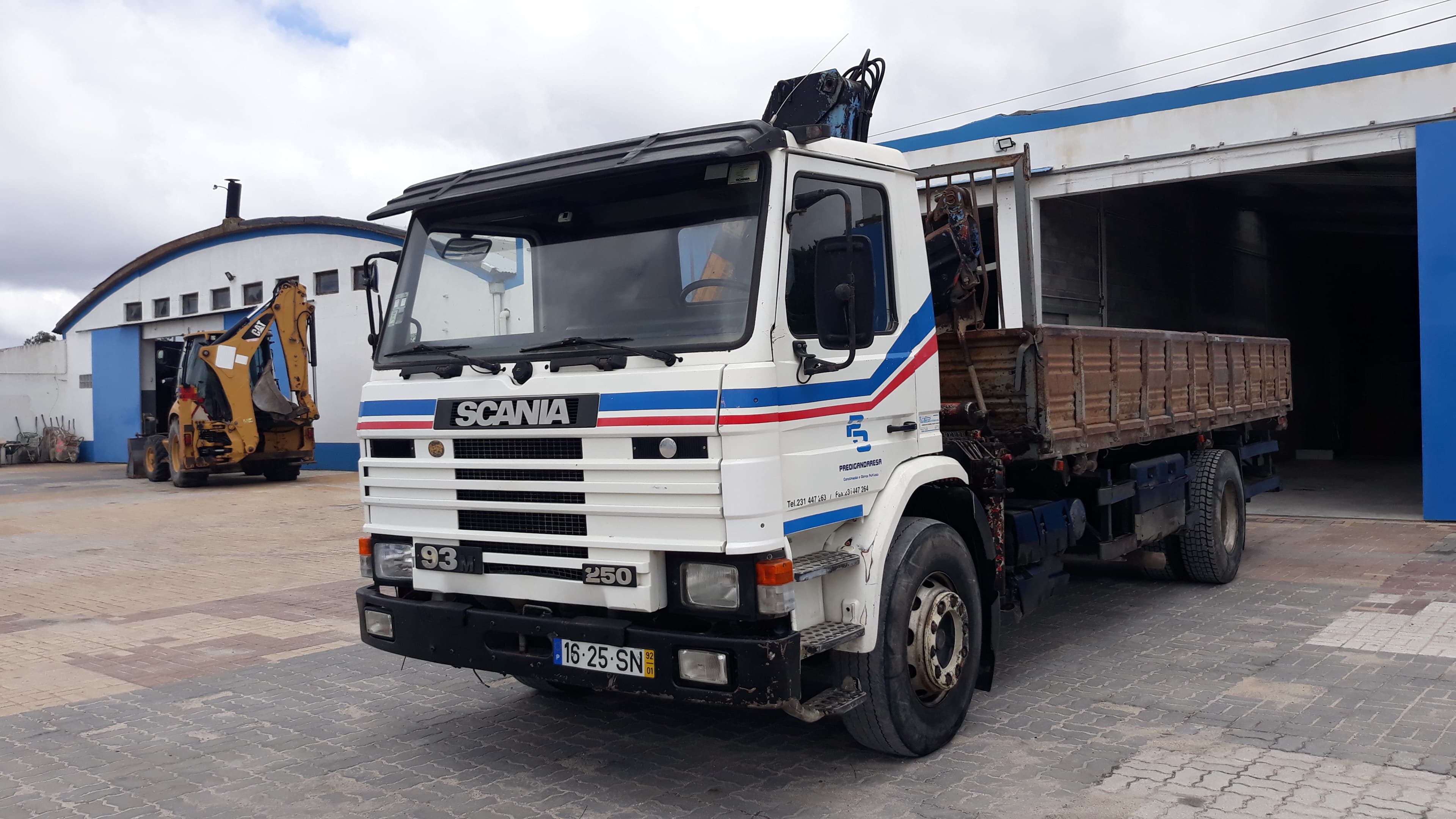 Scania 93M com báscula e grua — image 1