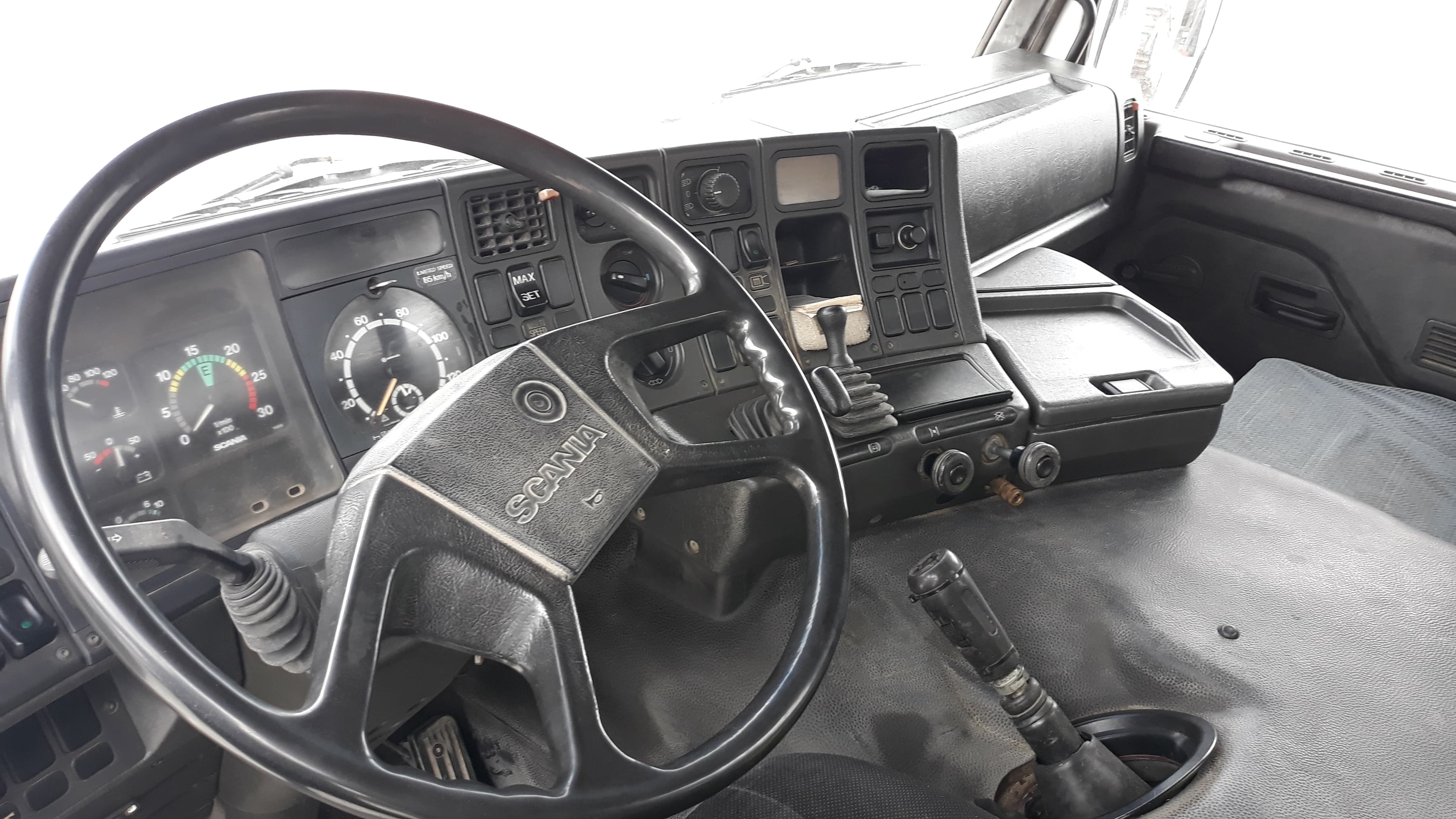 Scania 93M com báscula e grua — image 11