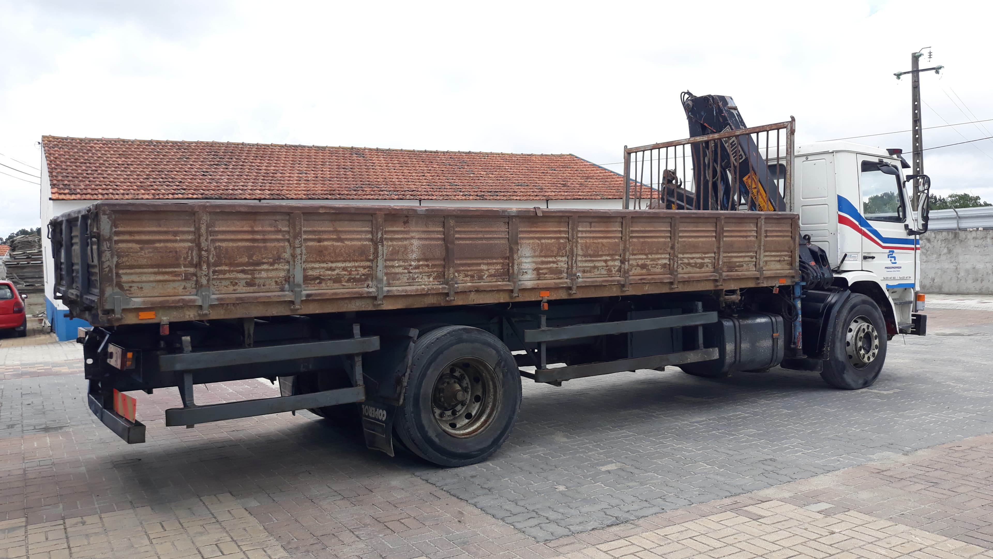 Scania 93M com báscula e grua — image 4