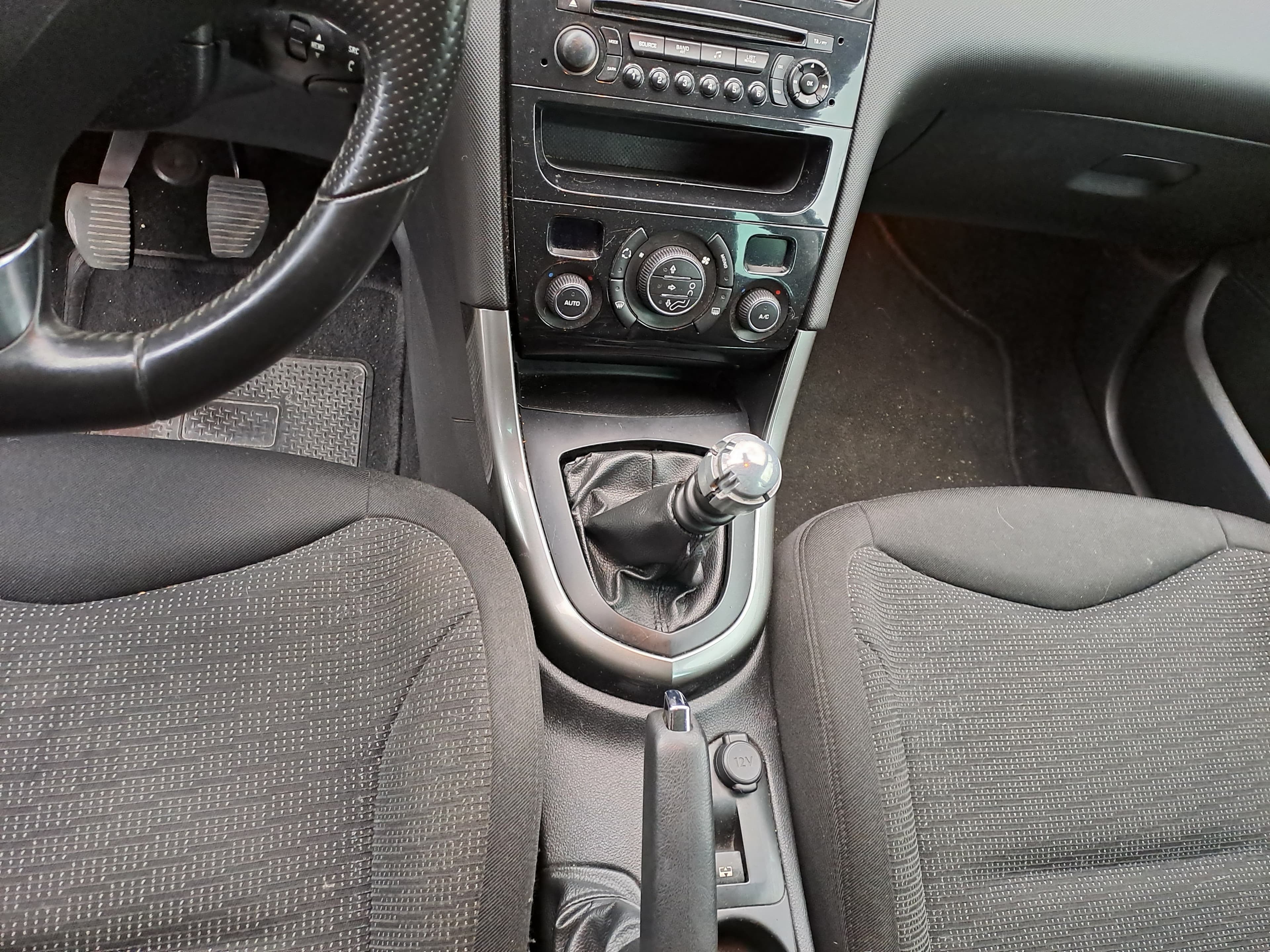 Peugeot 308 1.6 HDI  · Ano 2011 — image 24