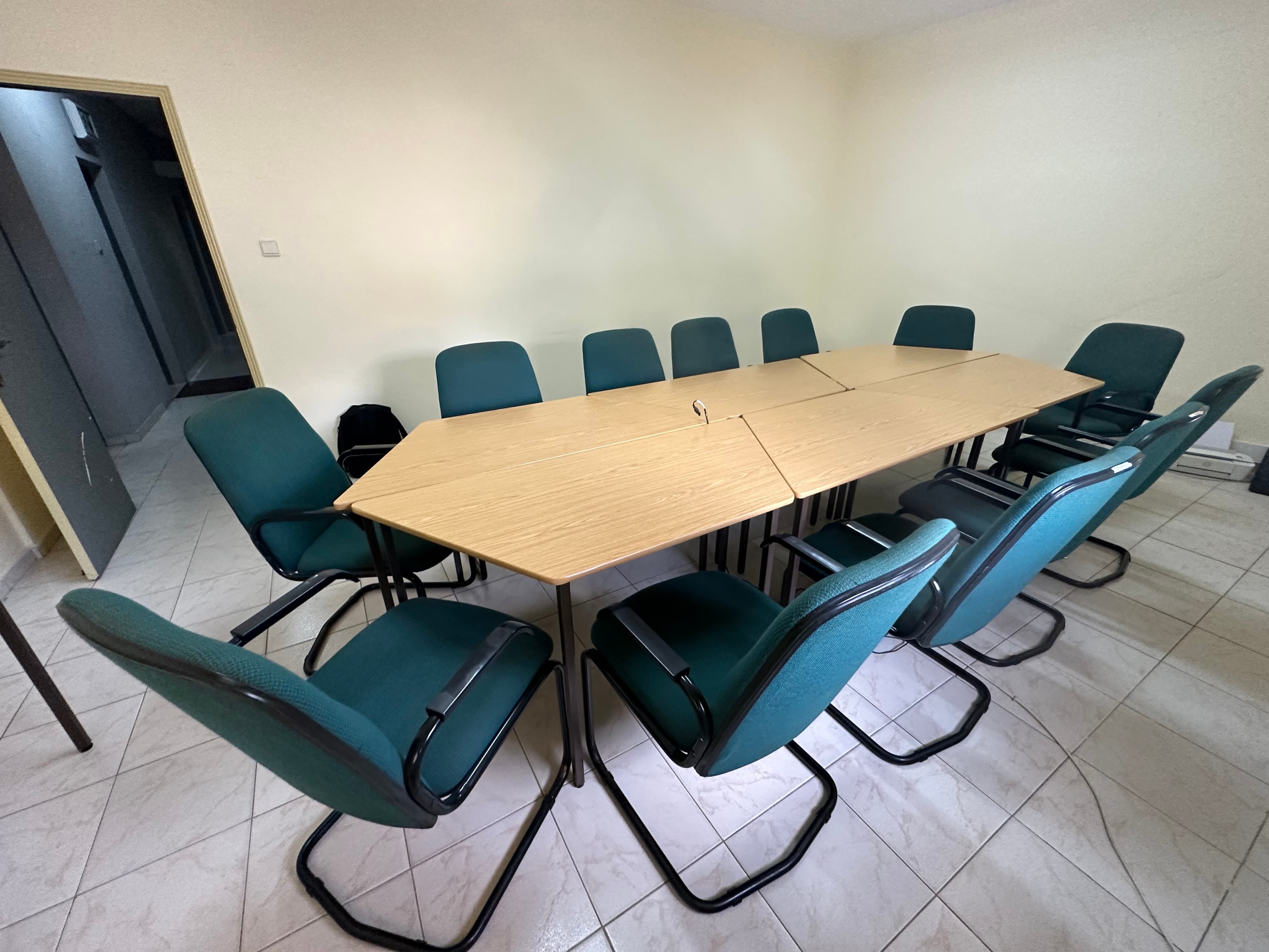 Bureau et 12 chaises — image 4