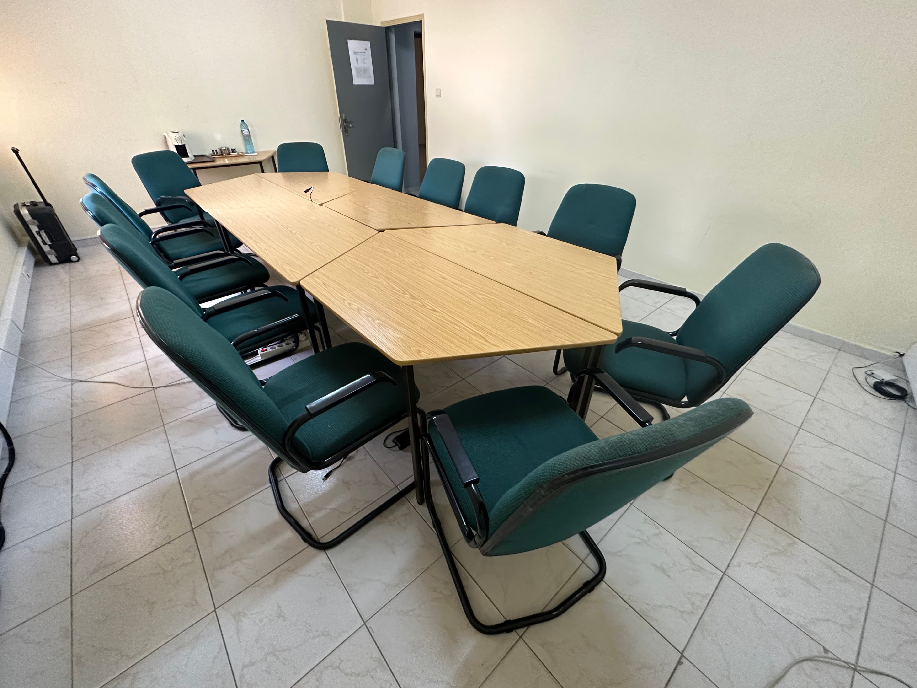 Bureau et 12 chaises — image 3
