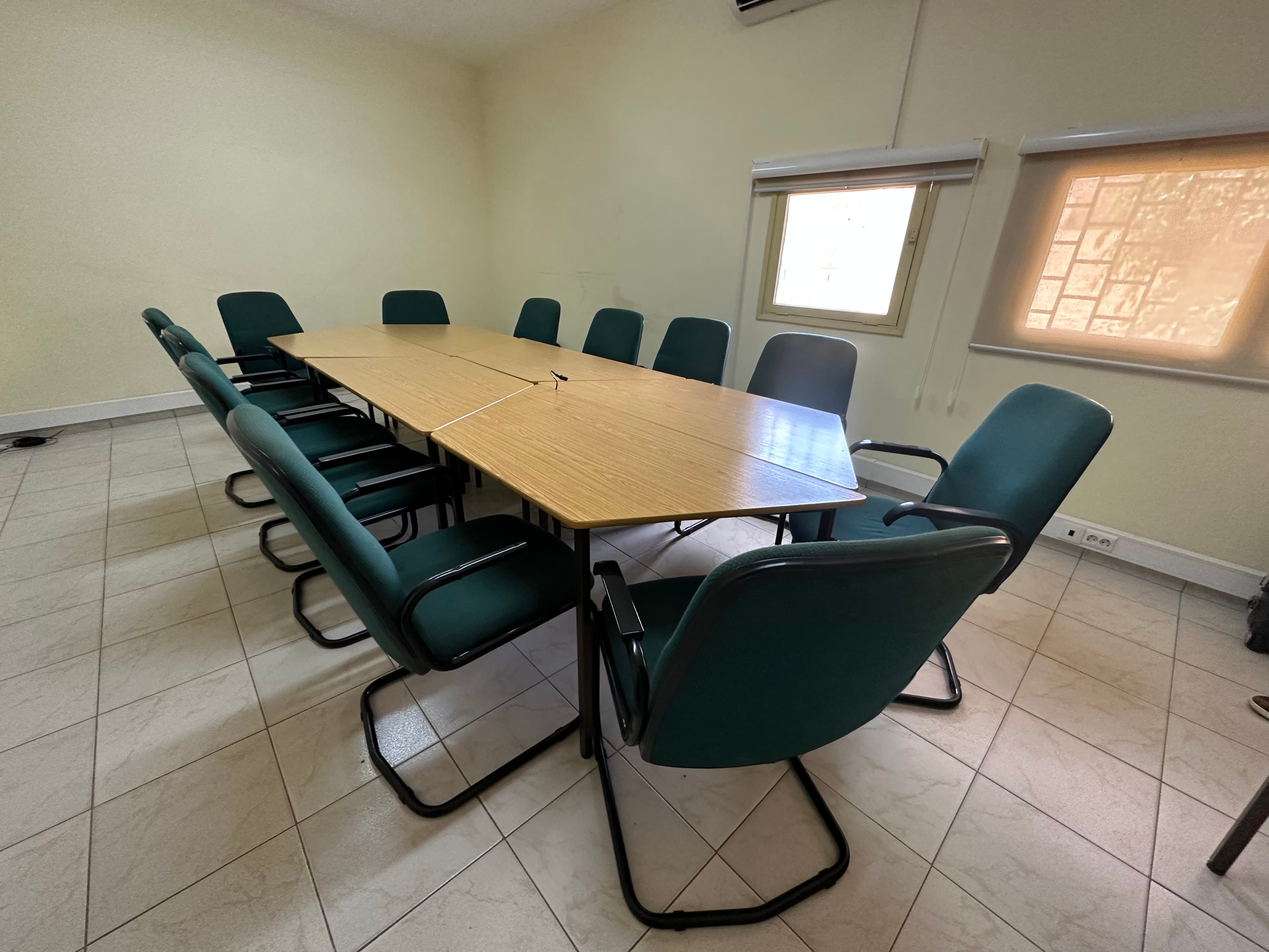 Bureau et 12 chaises — image 6